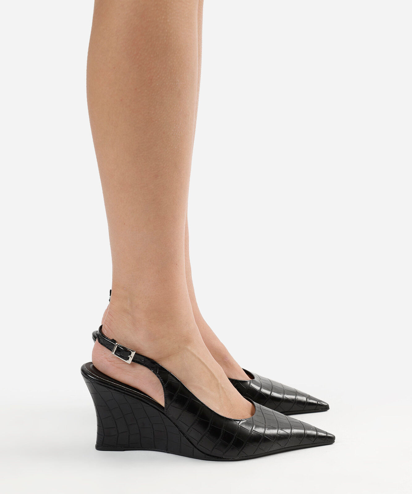 scarpin slingback com bico fino preto