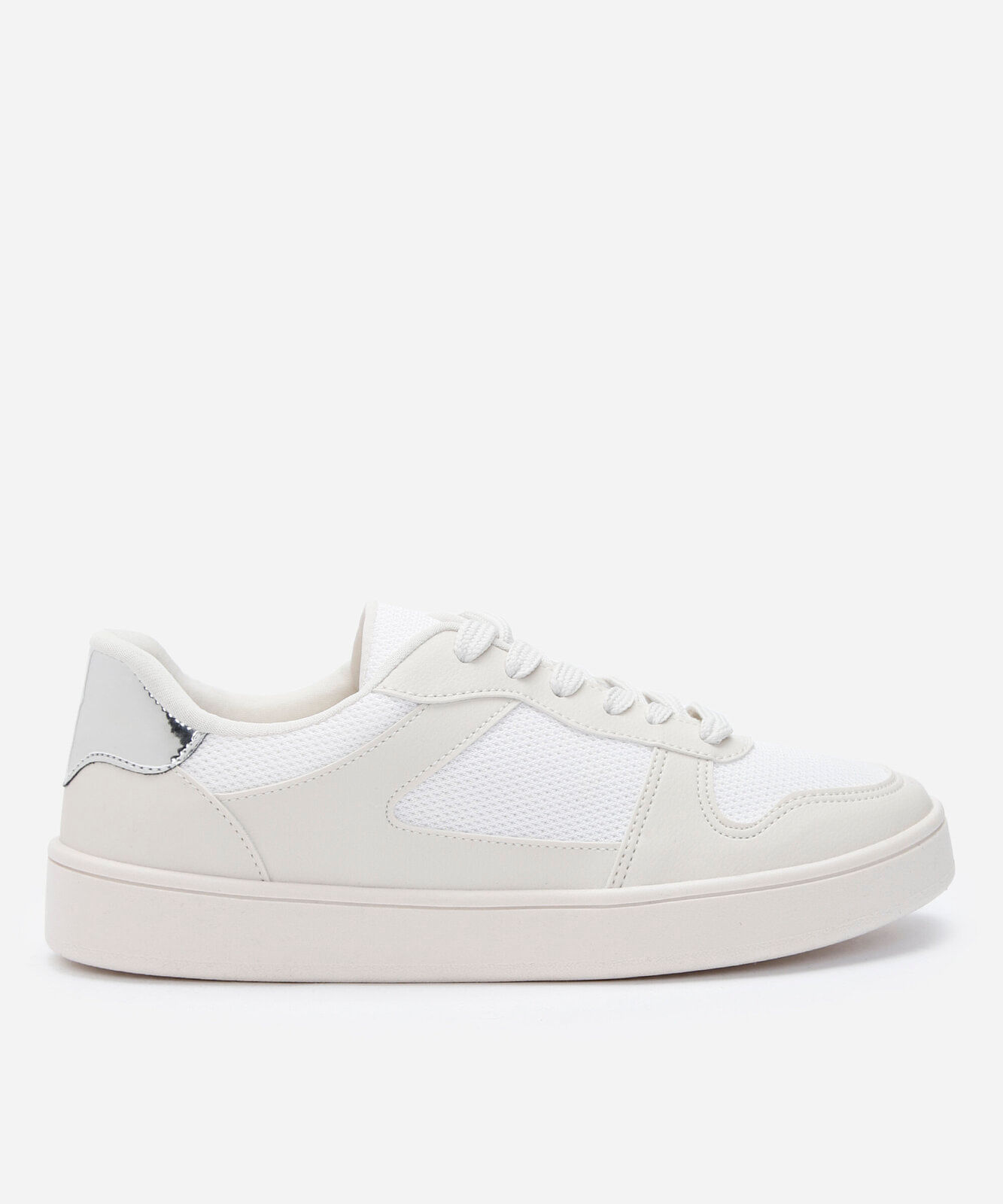 tênis casual com recortes off white