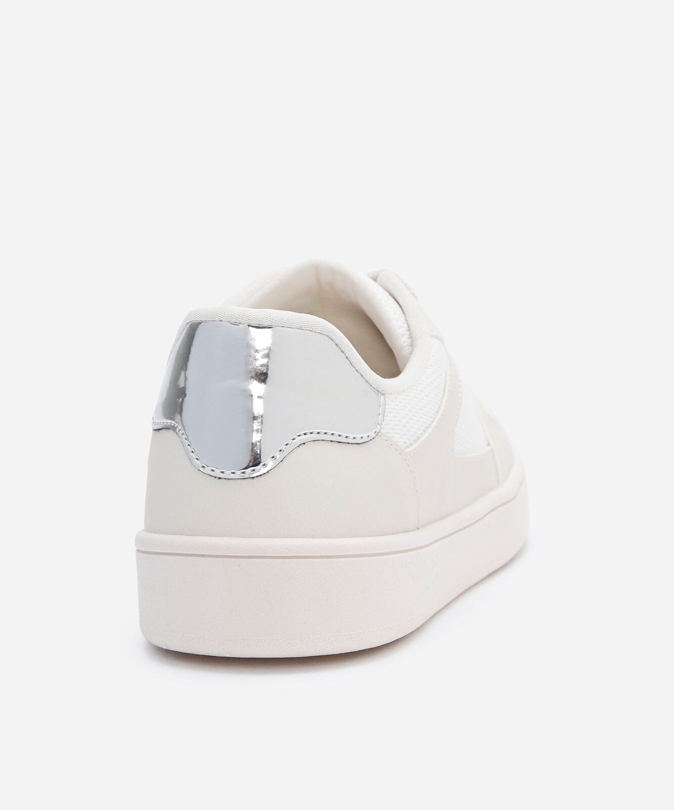 tênis casual com recortes off white