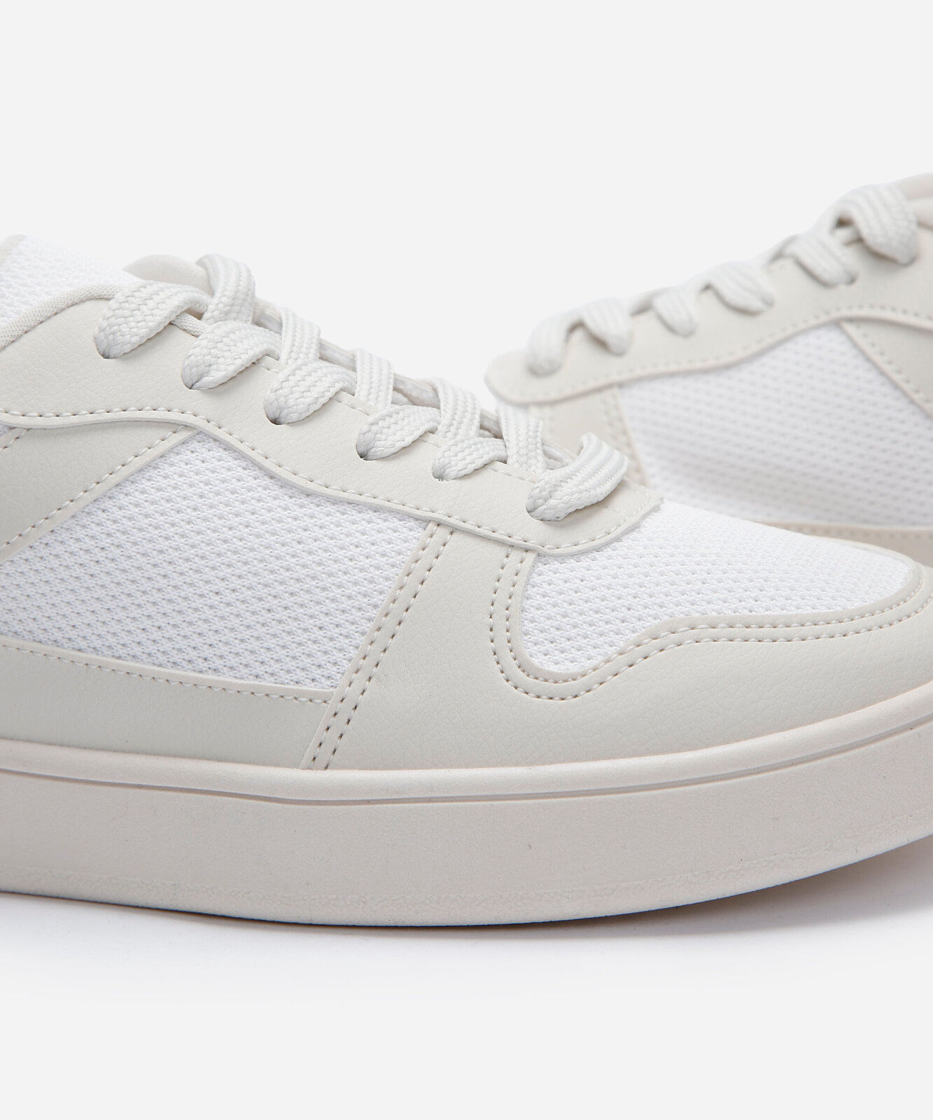 tênis casual com recortes off white