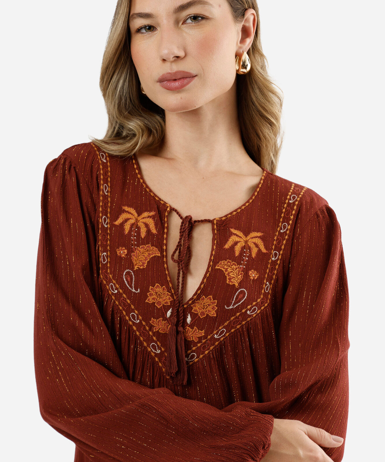 vestido longo bata feminino de viscose com recortes e lurex bordado marrom