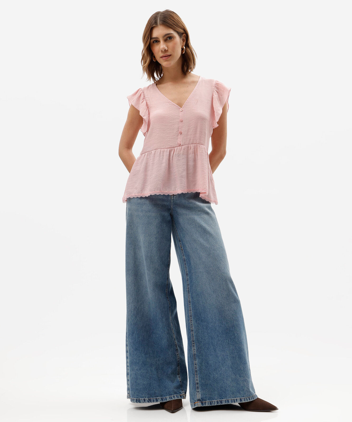 blusa feminina decote v com renda e babado rosa