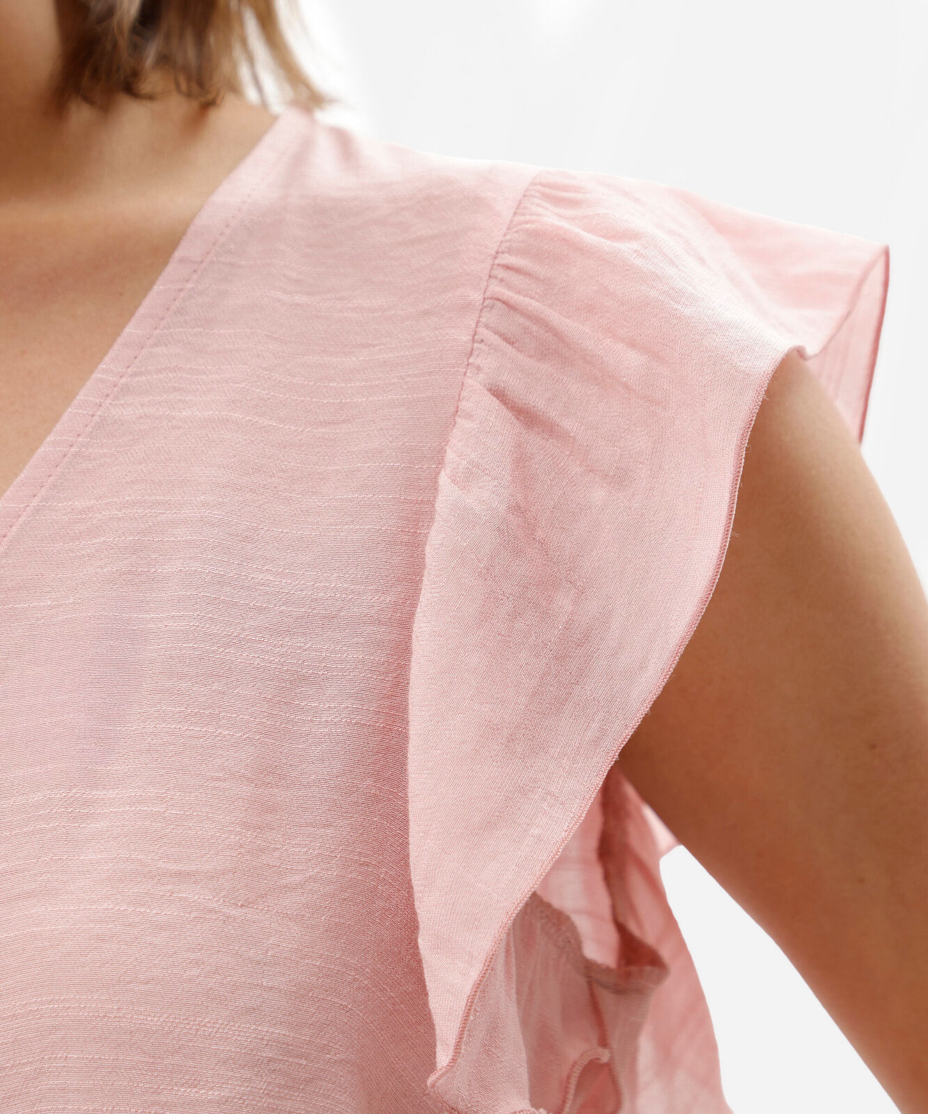 blusa feminina decote v com renda e babado rosa