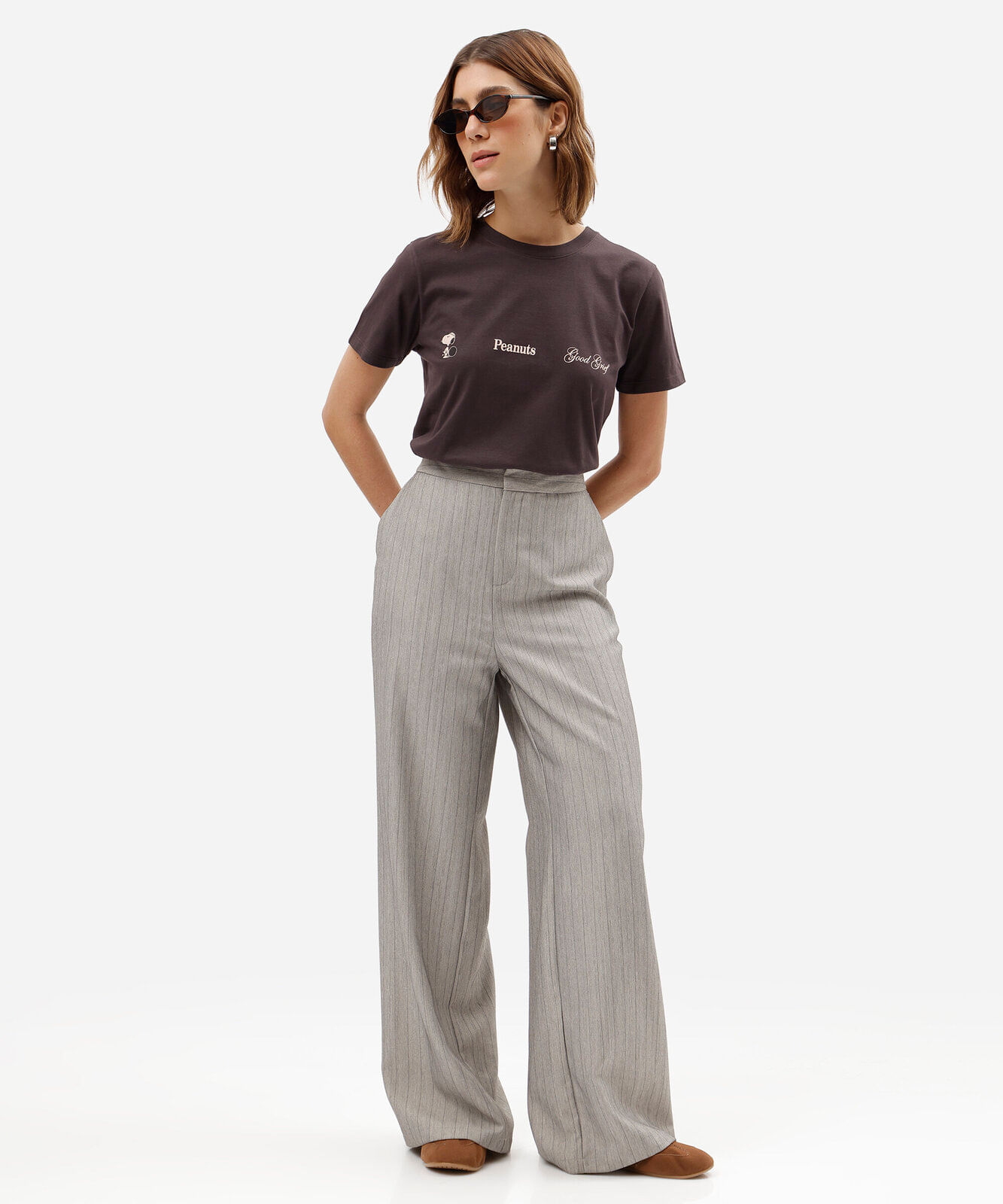 camiseta feminina de algodão manga curta snoppy marrom