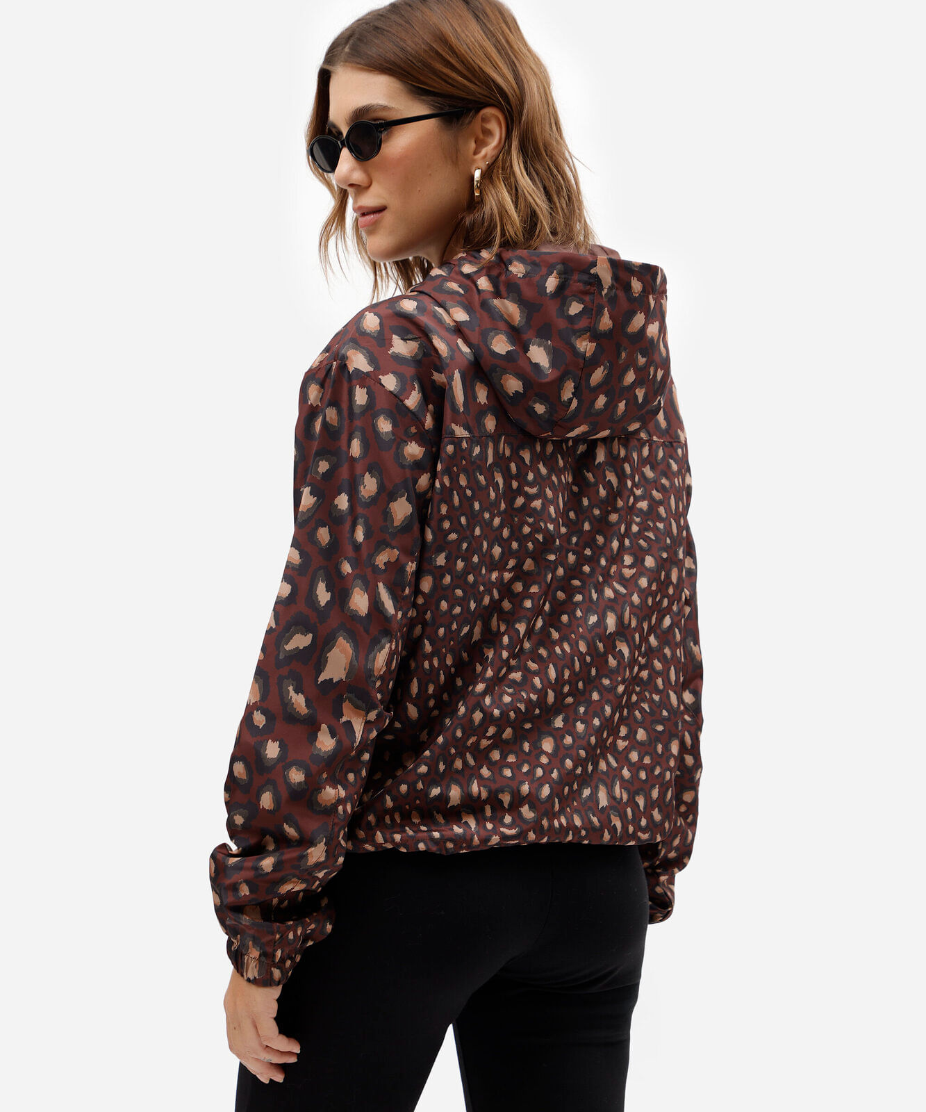 jaqueta corta vento feminina com capuz animal print marrom