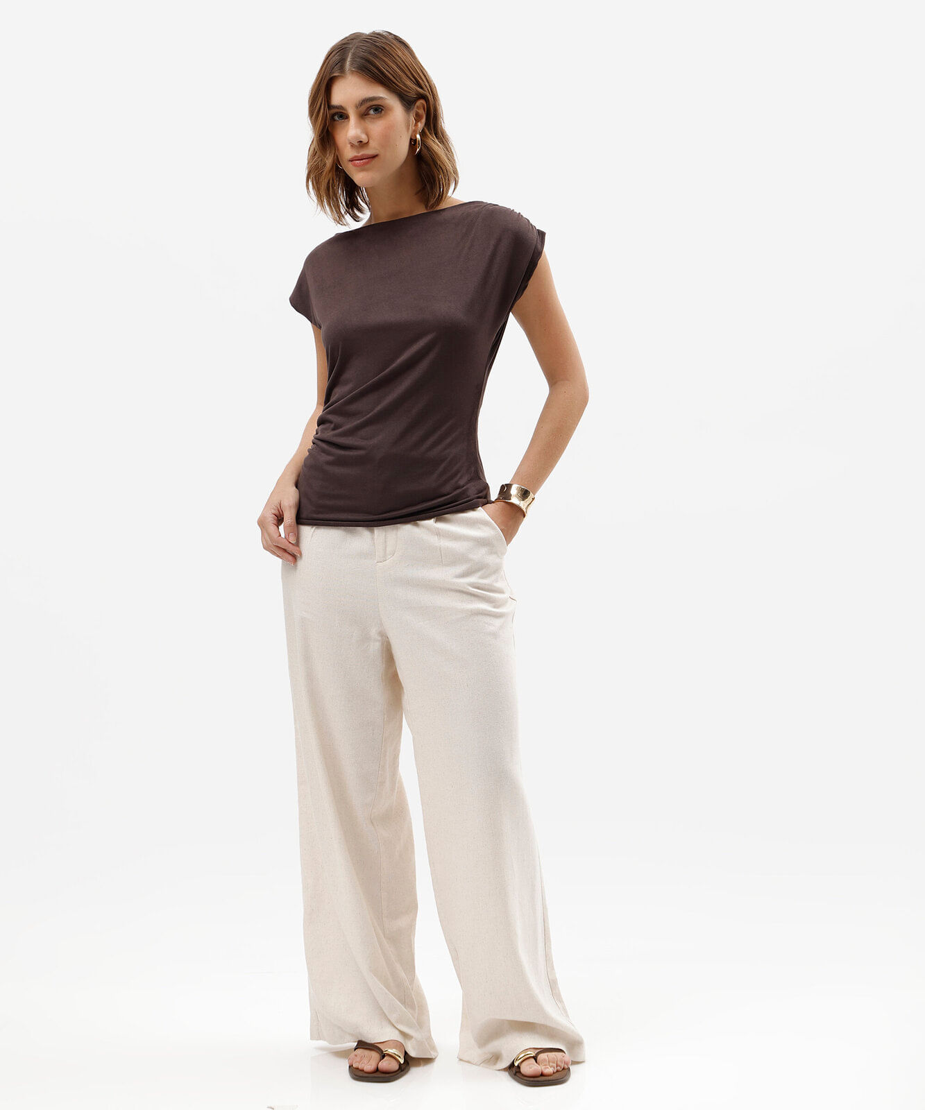 blusa feminina de suede franzida marrom