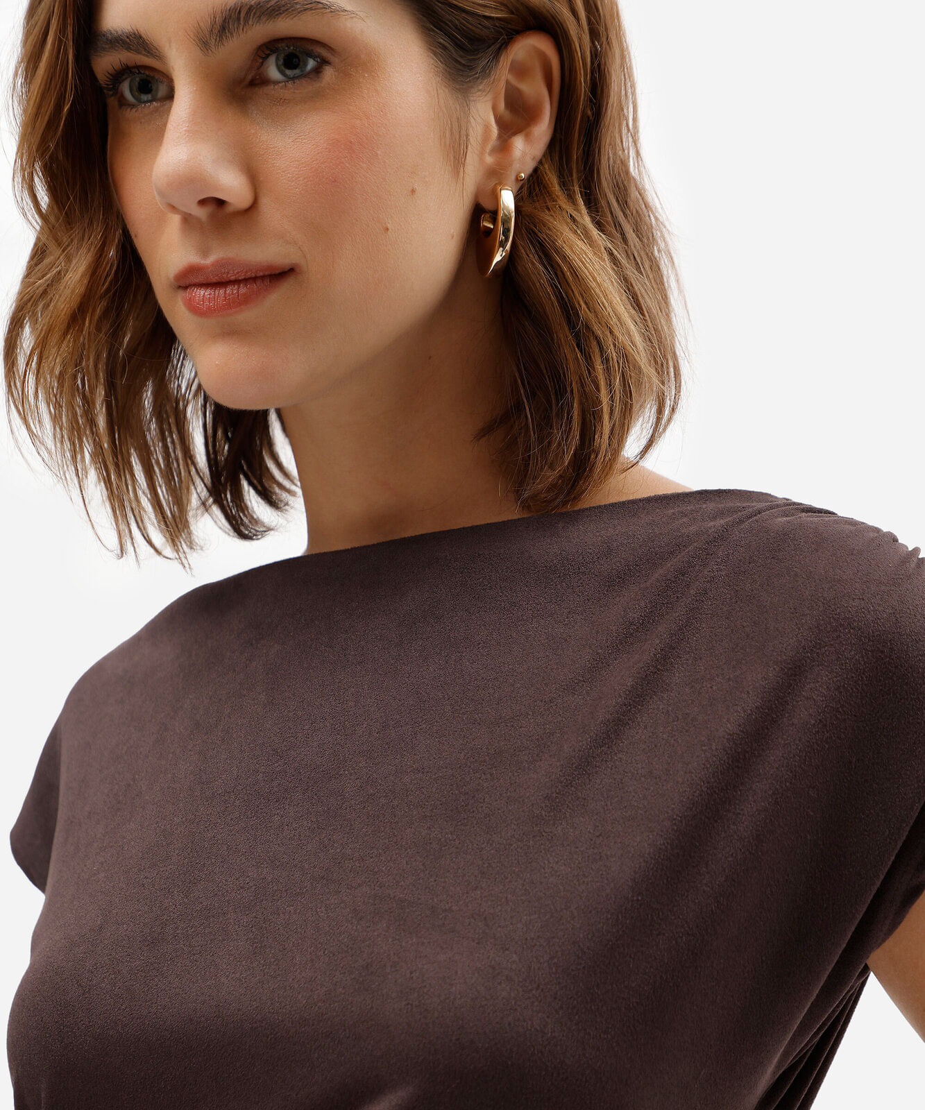 blusa feminina de suede franzida marrom