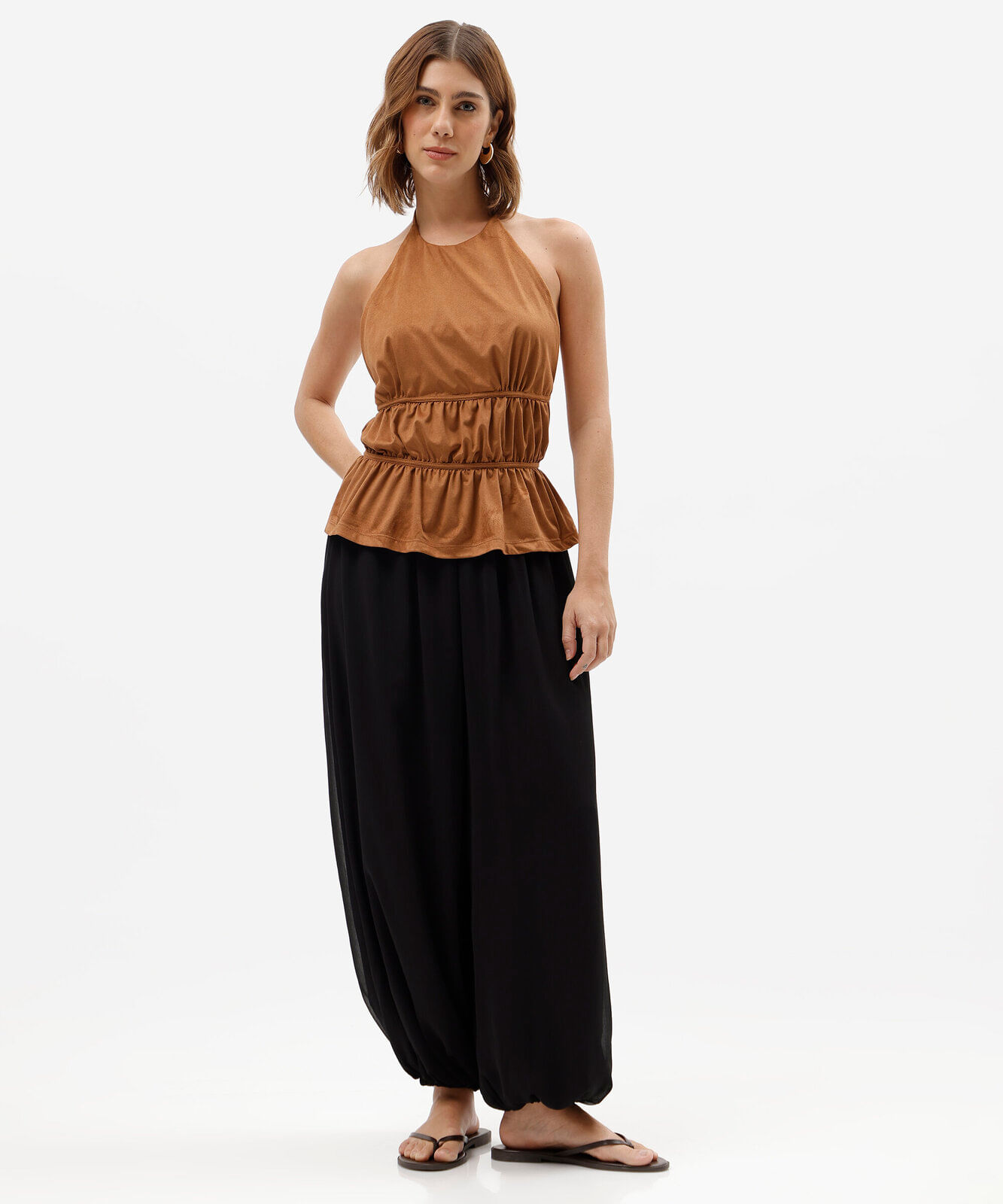 blusa frente única feminina de suede franzida marrom