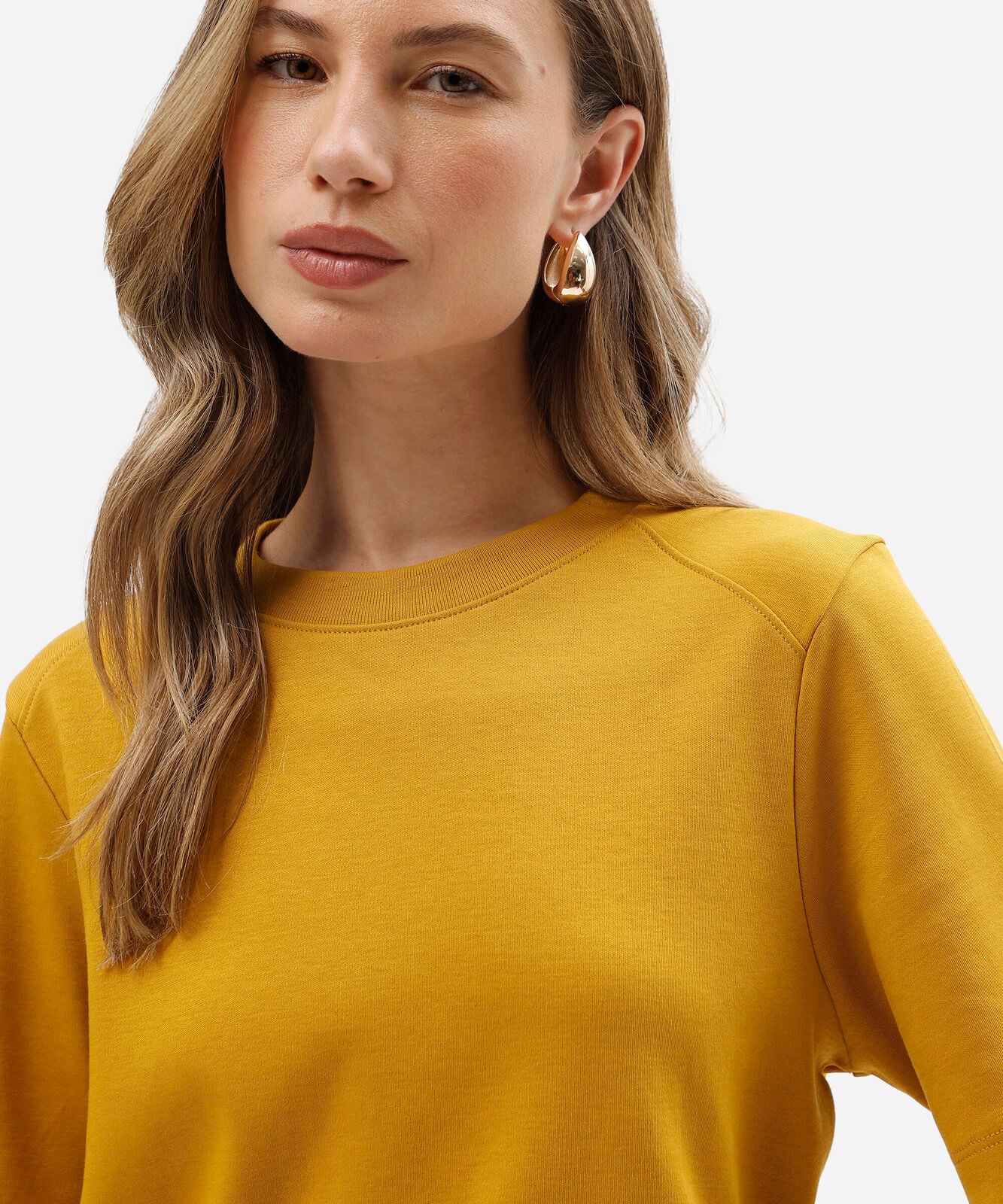 camiseta feminina de algodão peruano oversized com recorte amarela