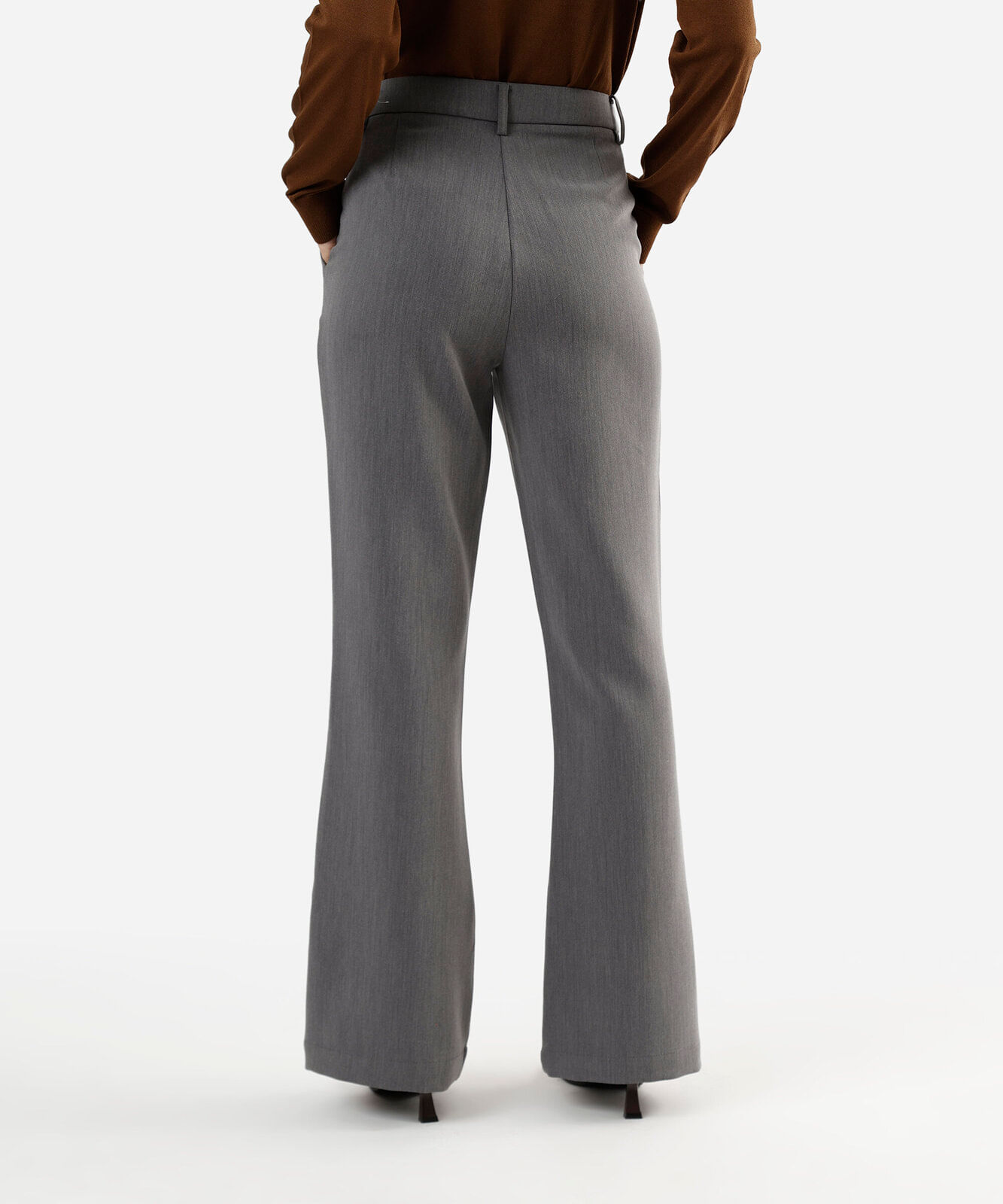 calça flare feminina de alfaiataria cinza