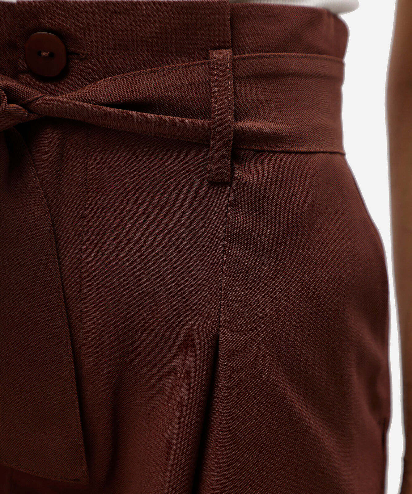 short reto feminino com viscose e faixa marrom