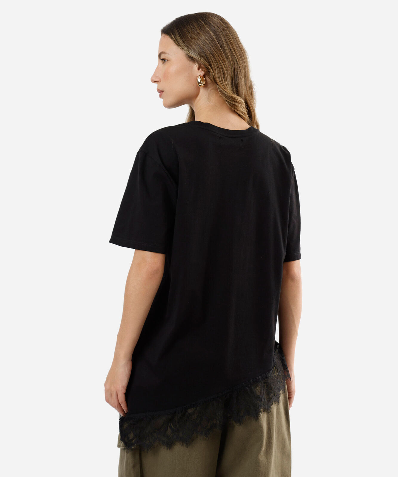 camiseta feminina de algodão manga curta com renda assimétrica preta