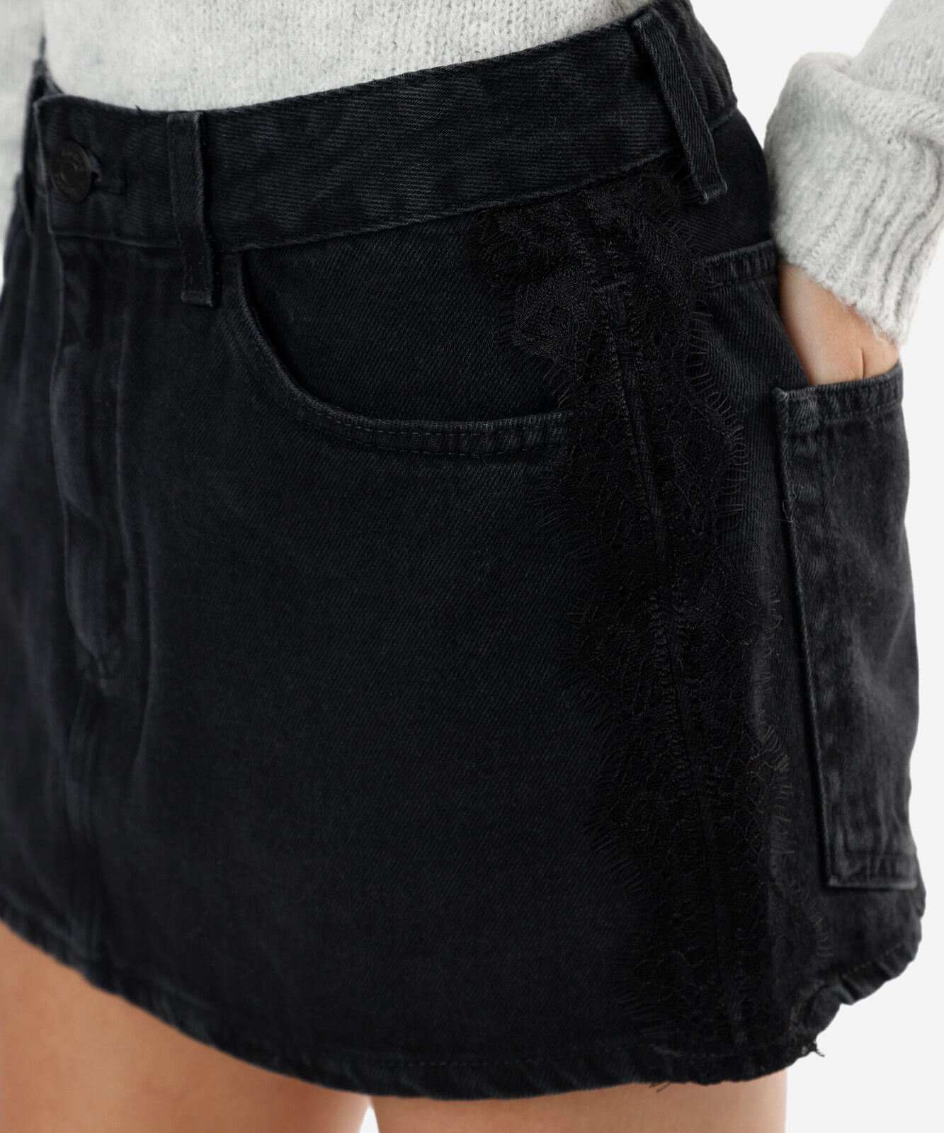 minissaia feminina jeans cintura baixa com renda preta