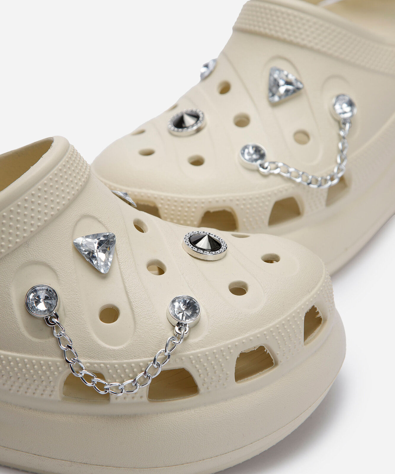 babuche flatform feminino com pingentes off white
