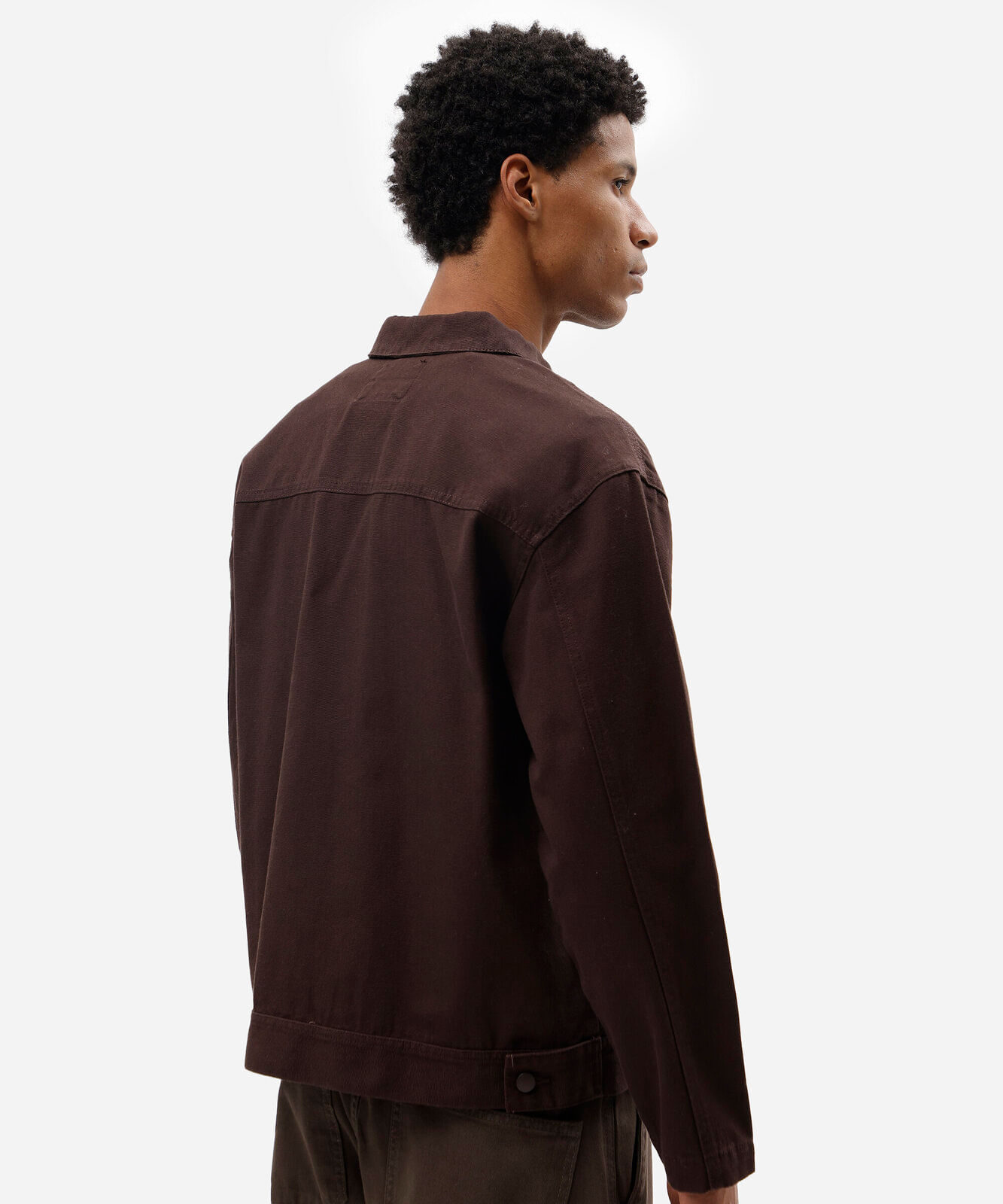 jaqueta cropped masculina de sarja com bolsos marrom