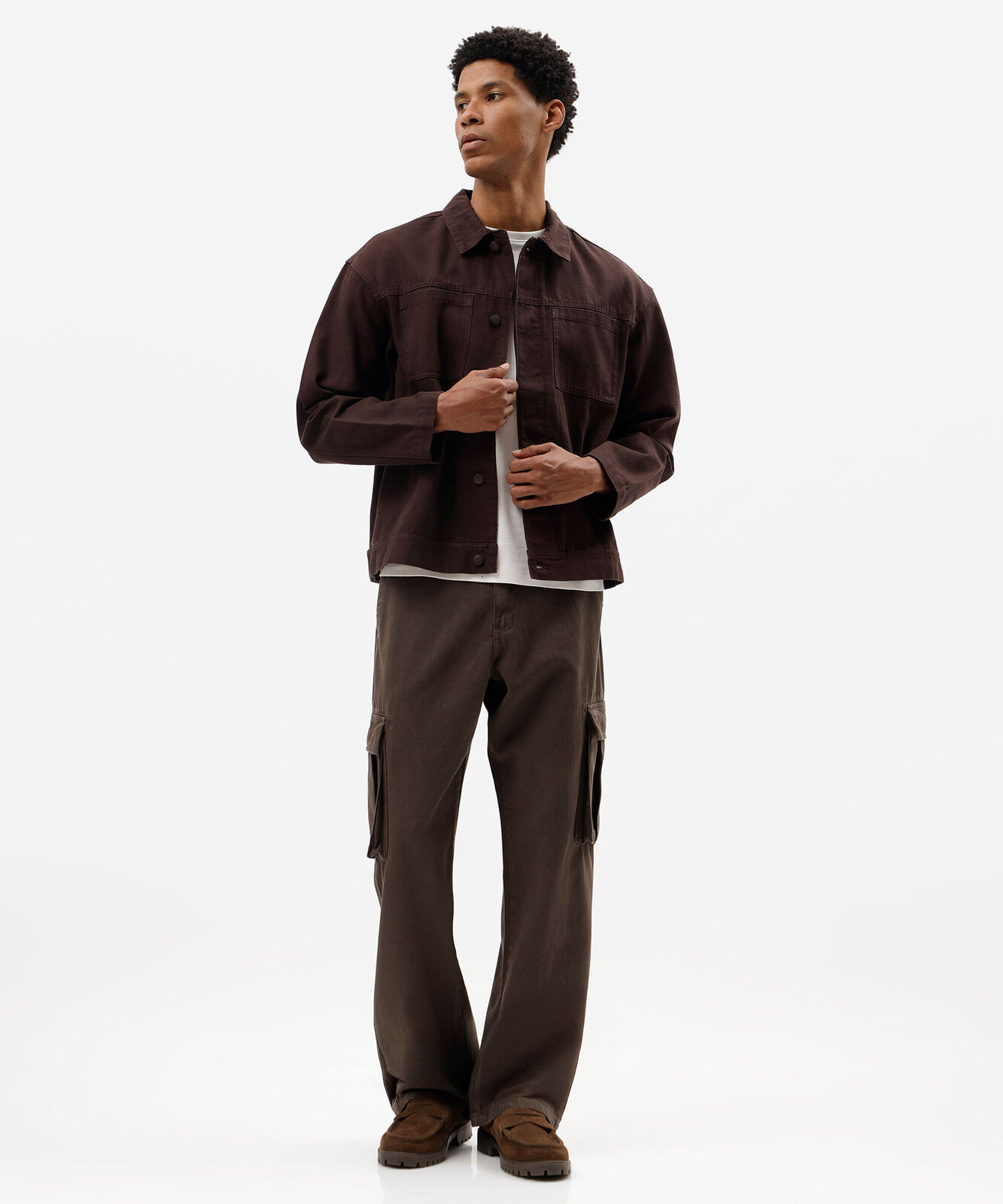 jaqueta cropped masculina de sarja com bolsos marrom