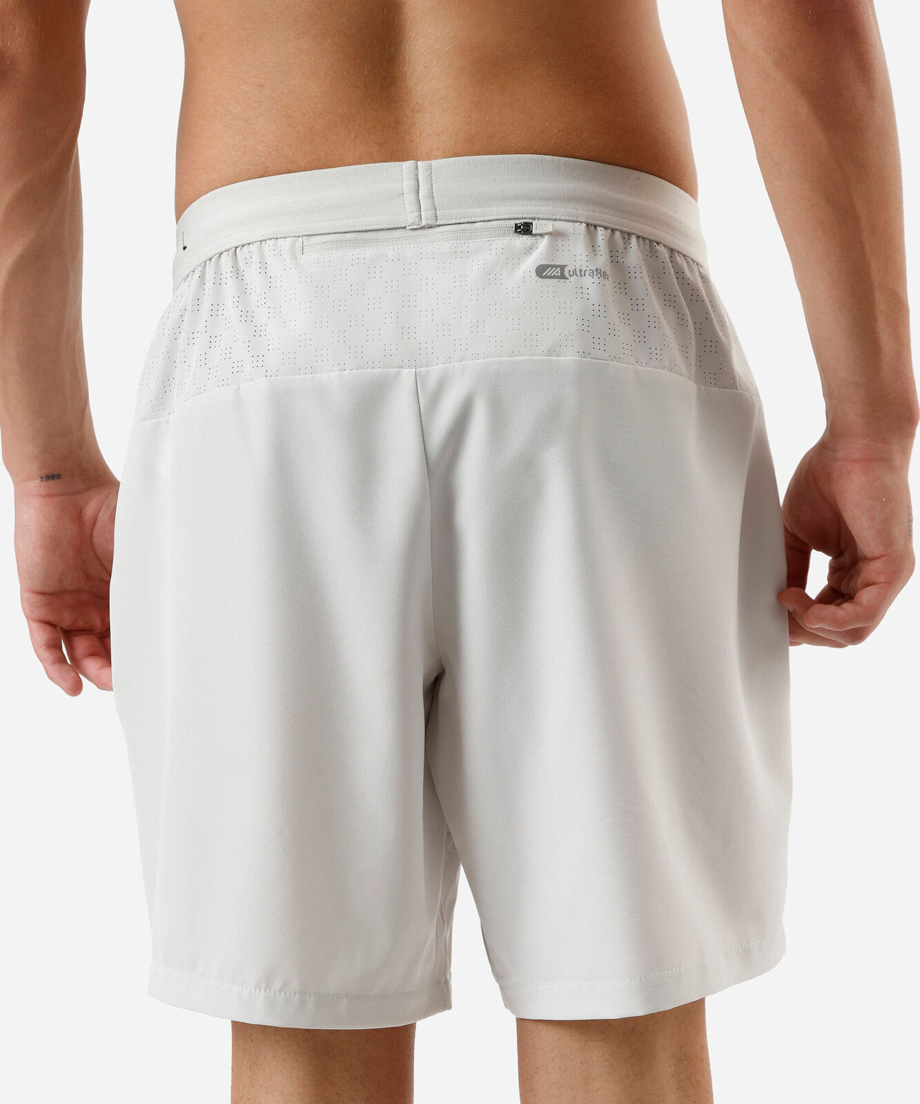 short masculino esportivo com recortes cinza