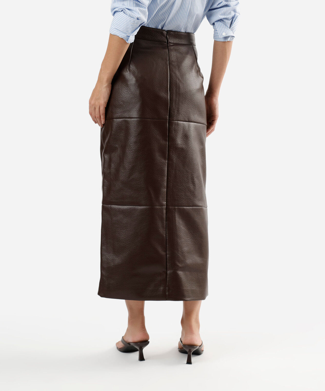 saia midi feminina de pu com recortes e fenda marrom