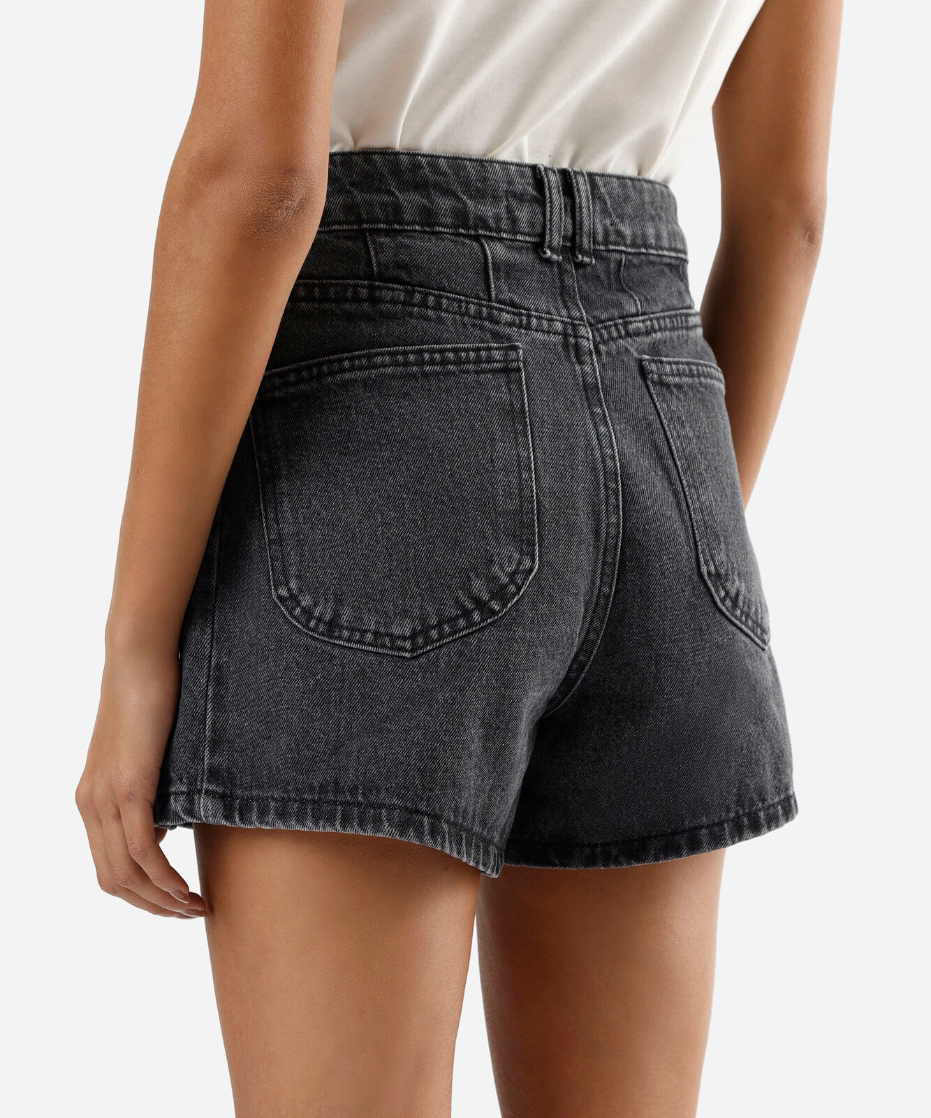 short feminino jeans com recorte lateral cintura média preto