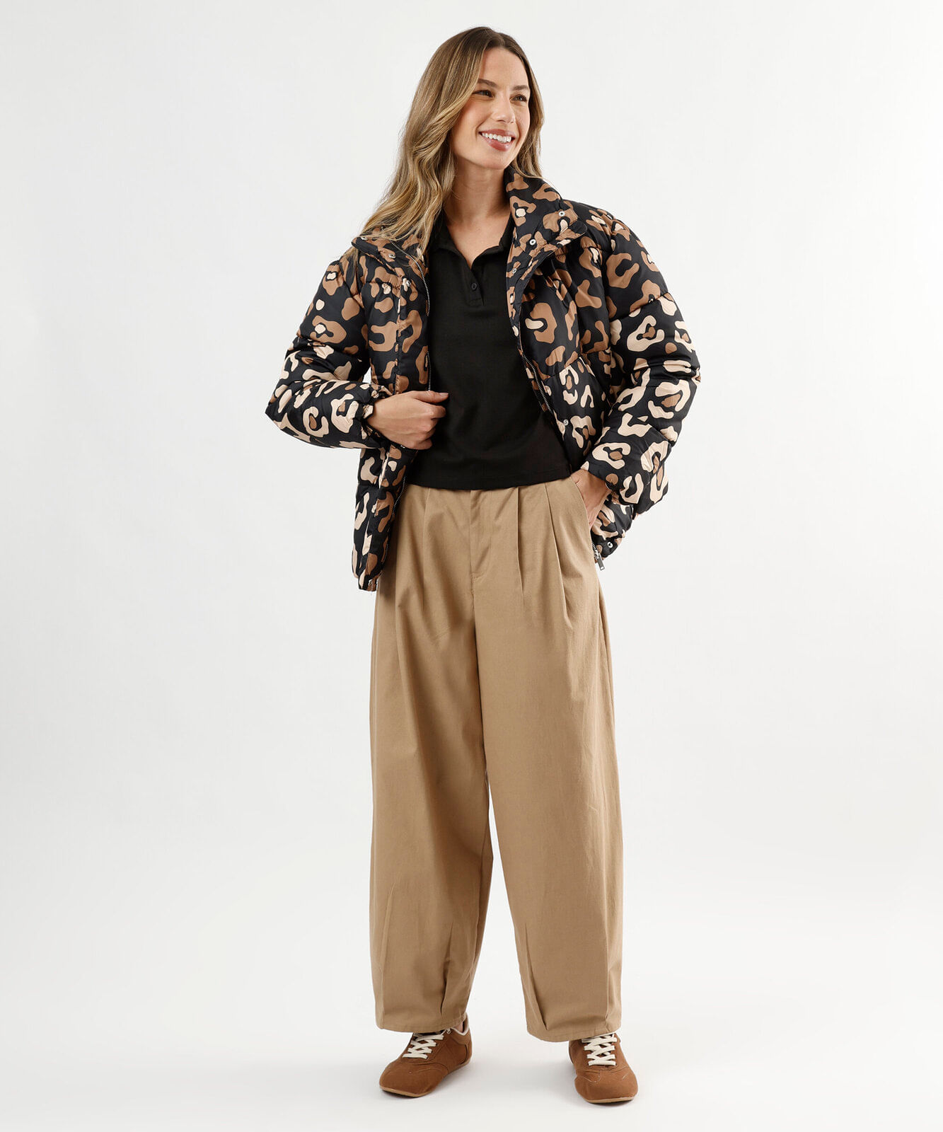 jaqueta puffer feminina gola alta animal print preta