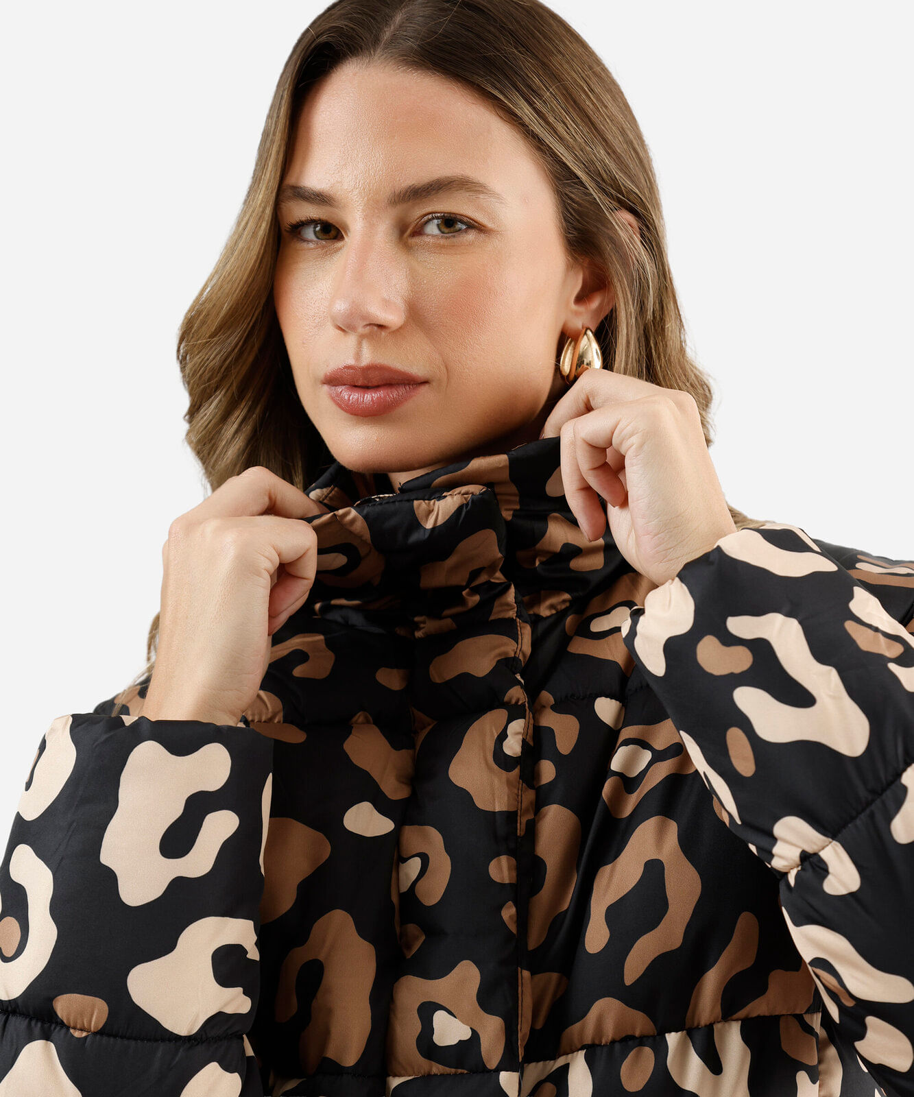 jaqueta puffer feminina gola alta animal print preta