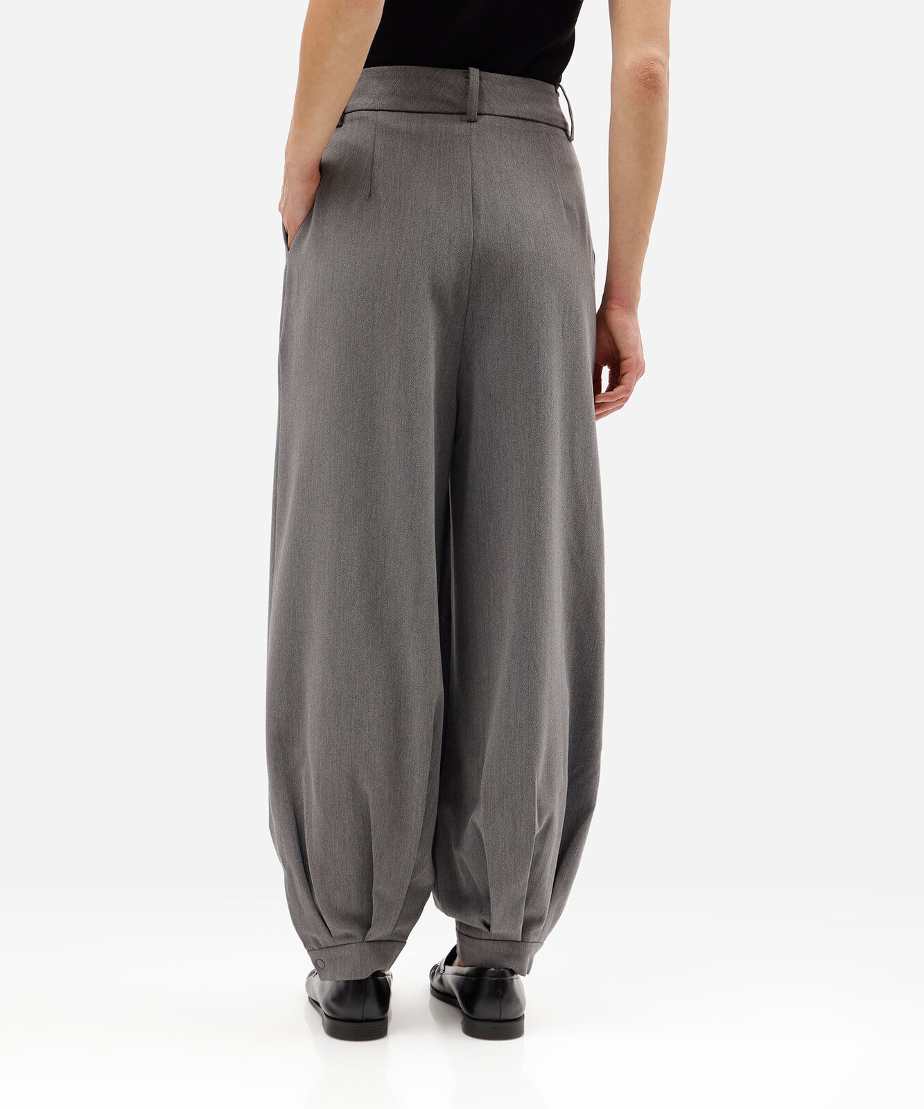 calça de alfaiataria aladim feminina  com pregas cinza