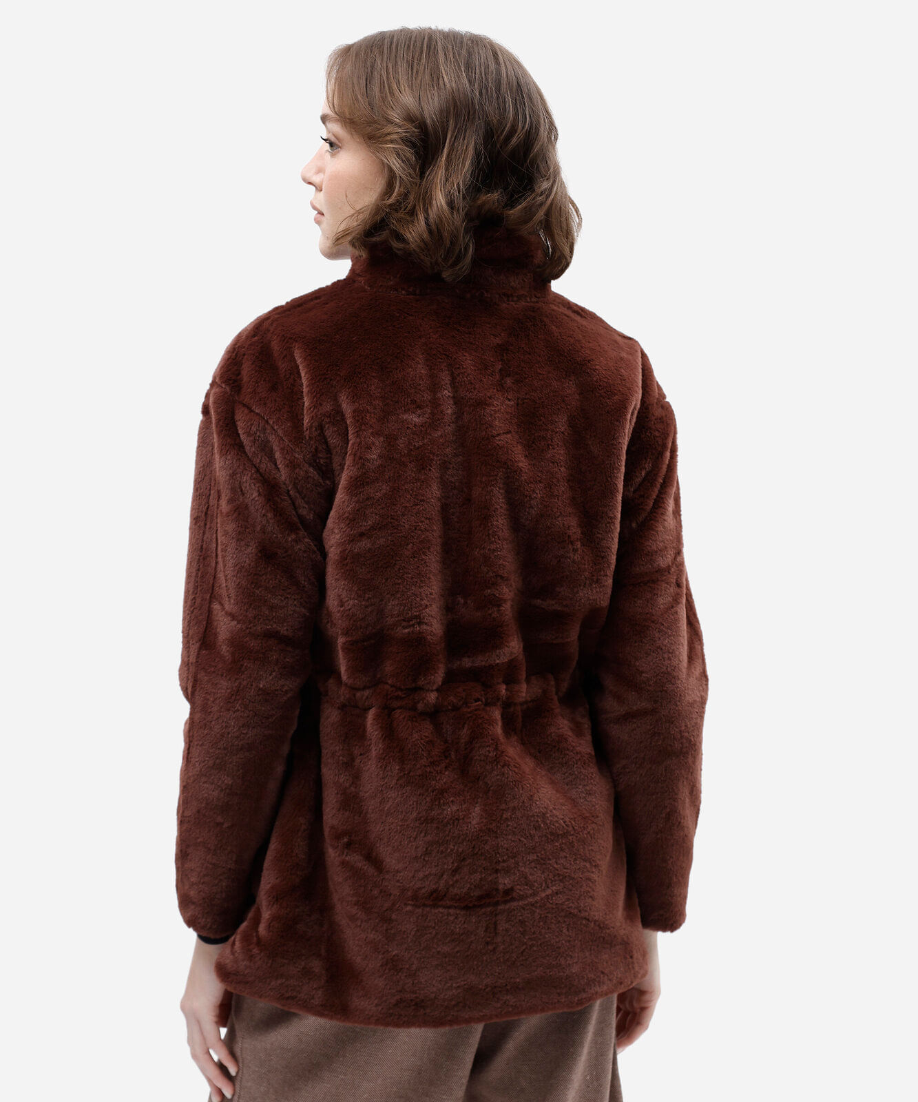 jaqueta parka de pelúcia com bolsos marrom