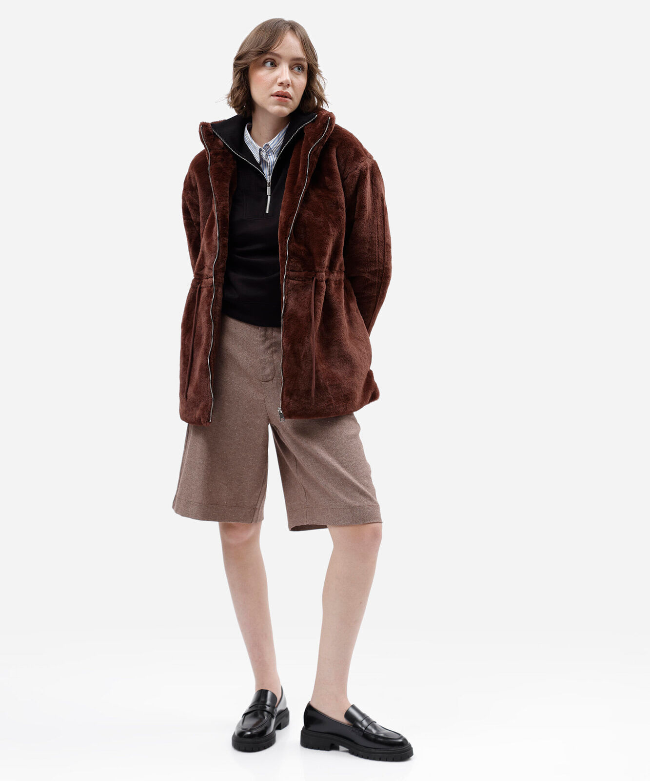 jaqueta parka de pelúcia com bolsos marrom