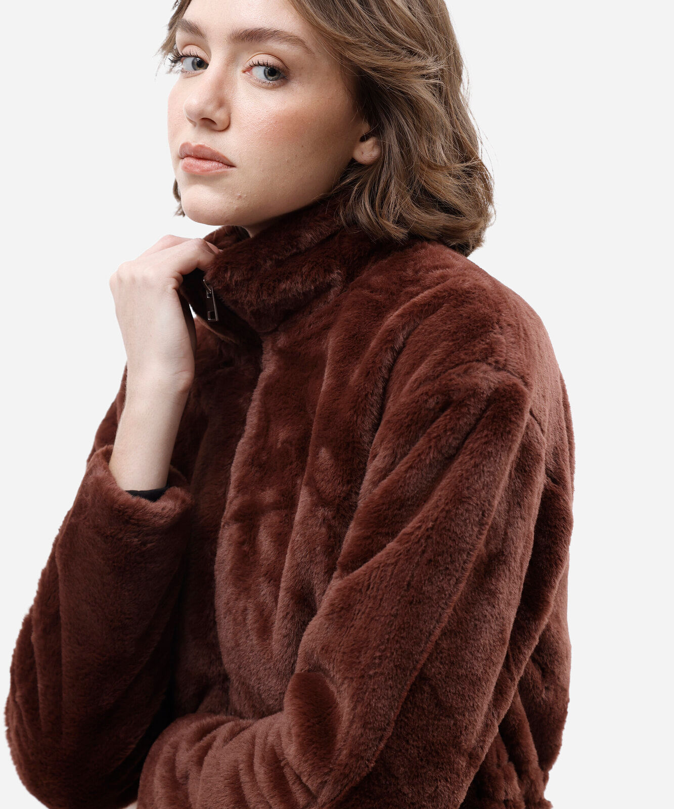 jaqueta parka de pelúcia com bolsos marrom