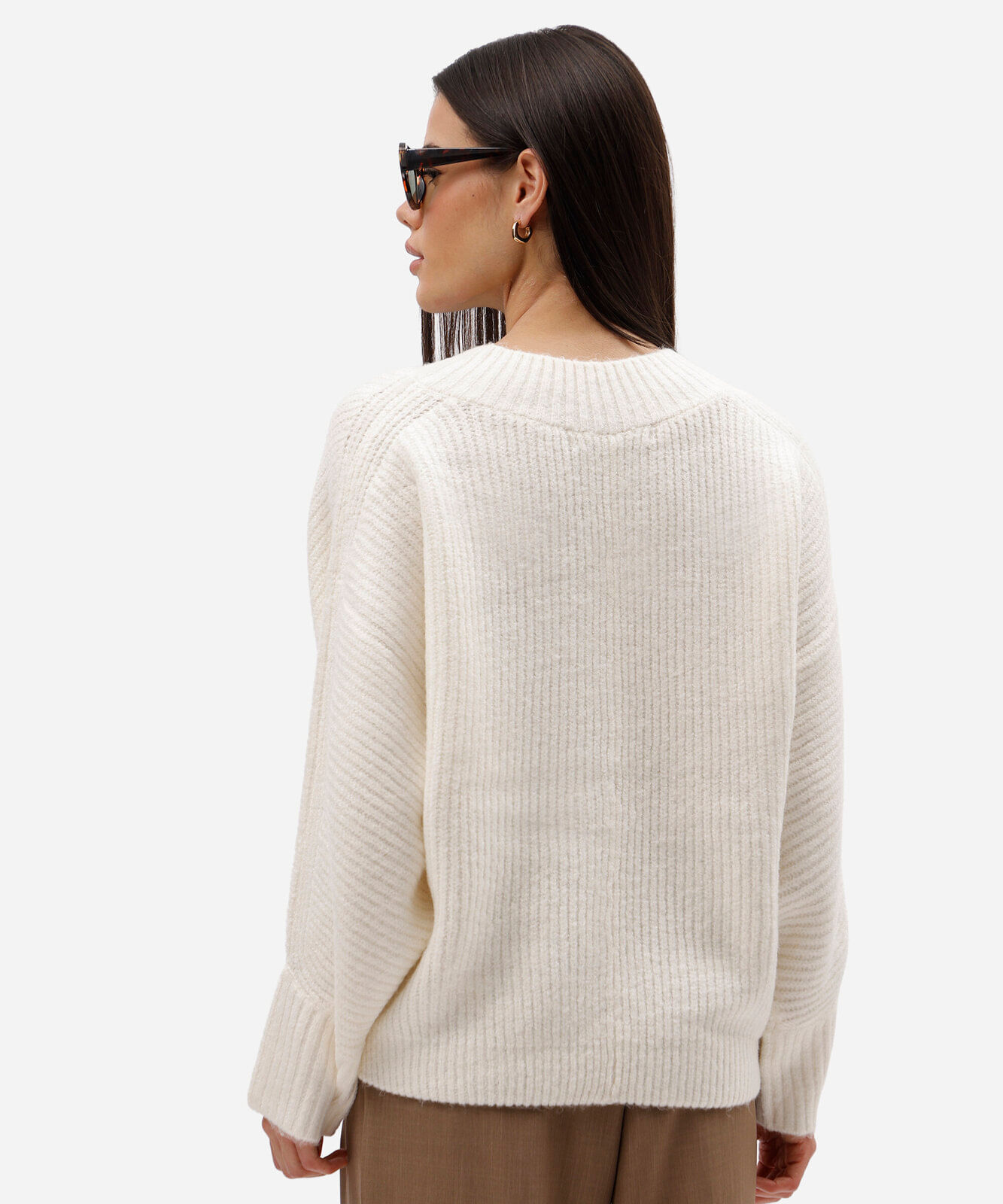 suéter feminino de tricot decote v canelado off white