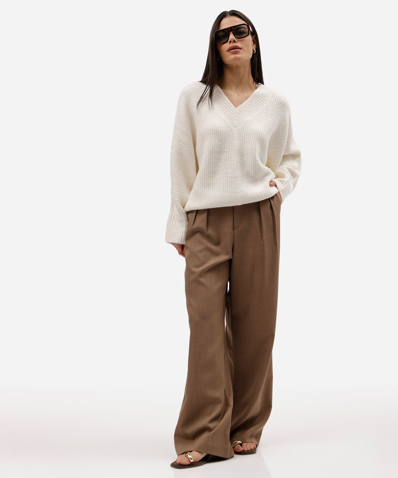 suéter feminino de tricot decote v canelado off white