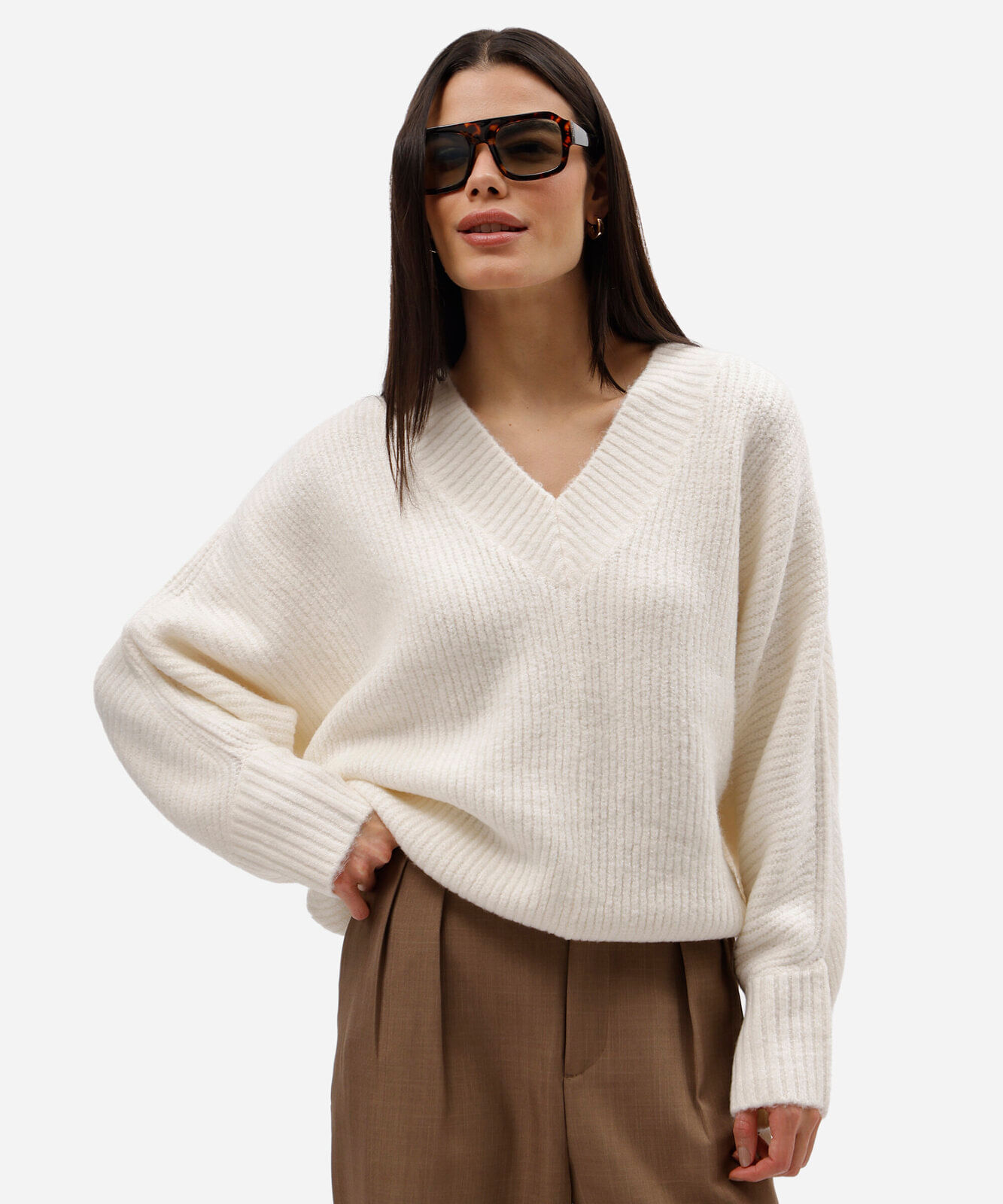 suéter feminino de tricot decote v canelado off white