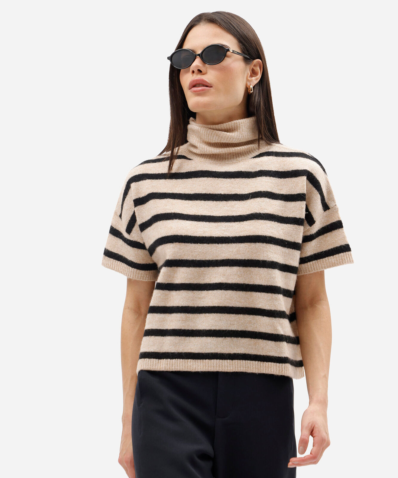 blusa feminina tricot listrada gola alta bege