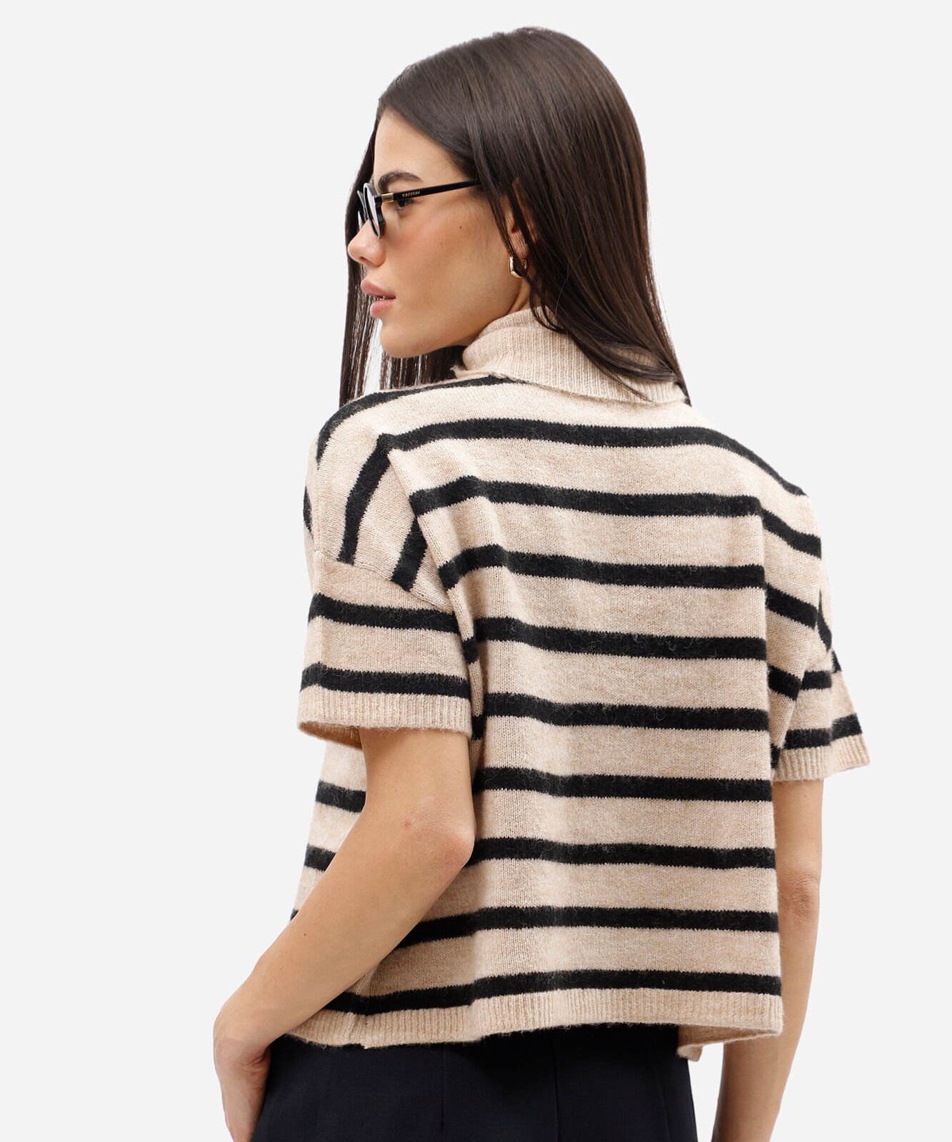 blusa feminina tricot listrada gola alta bege
