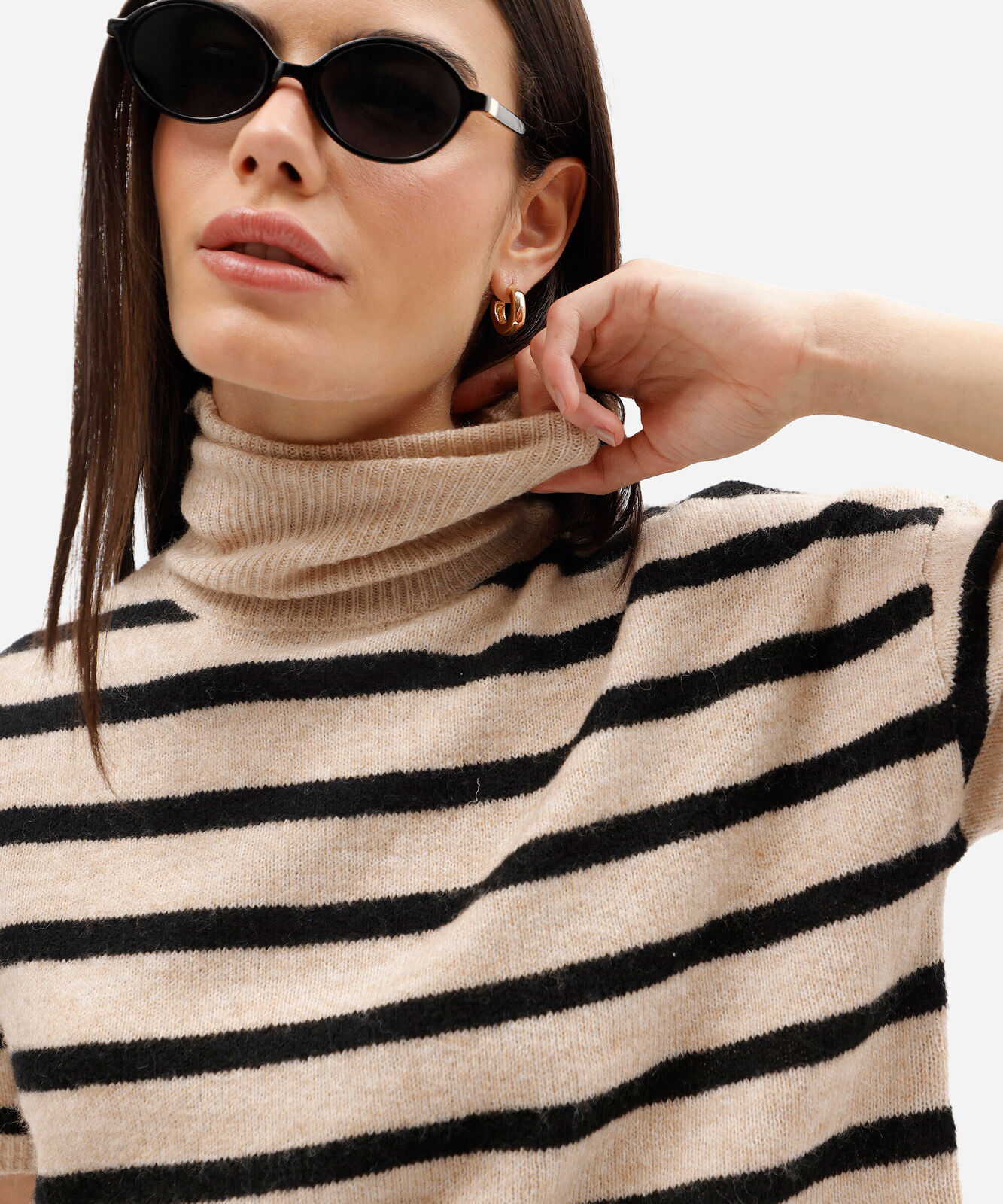 blusa feminina tricot listrada gola alta bege