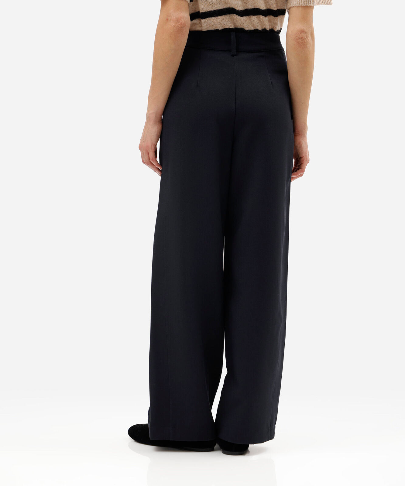 calça de alfaiataria barrel feminina com recorte preta