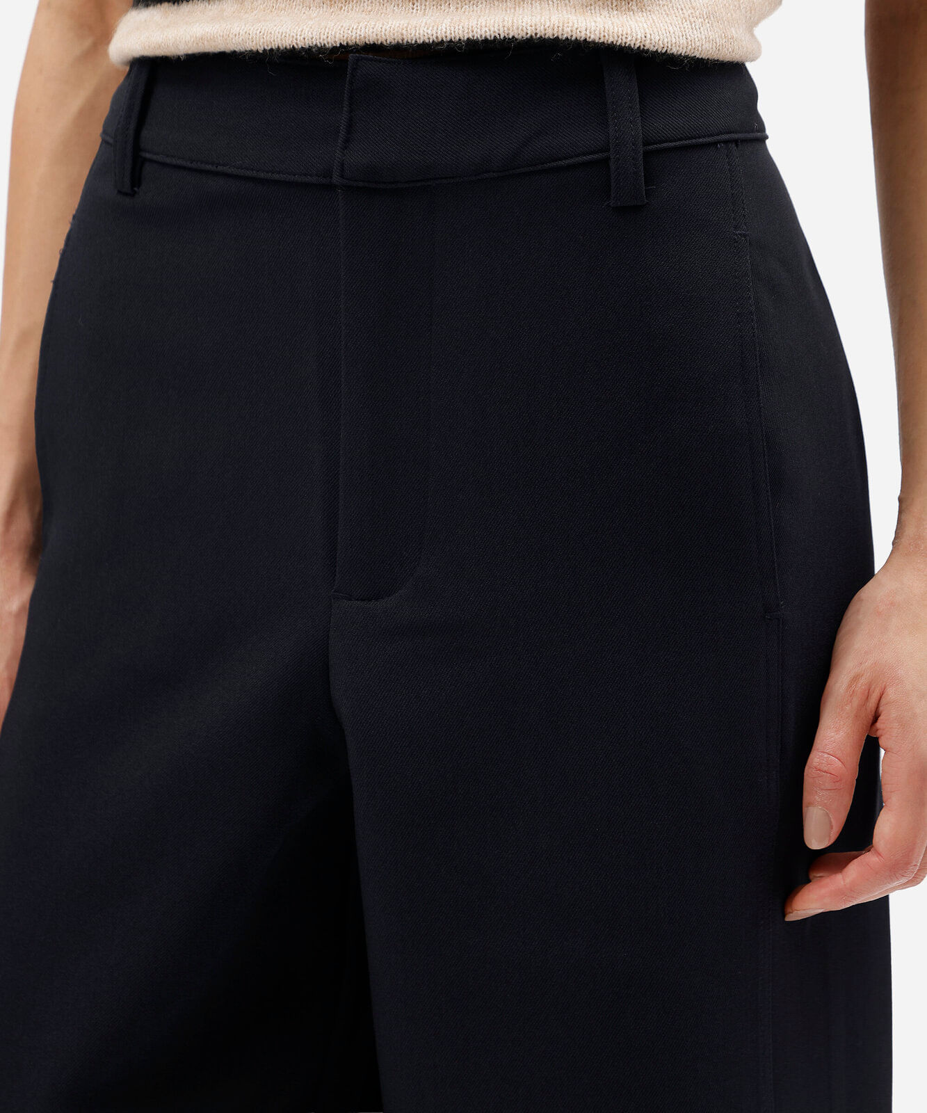 calça de alfaiataria barrel feminina com recorte preta