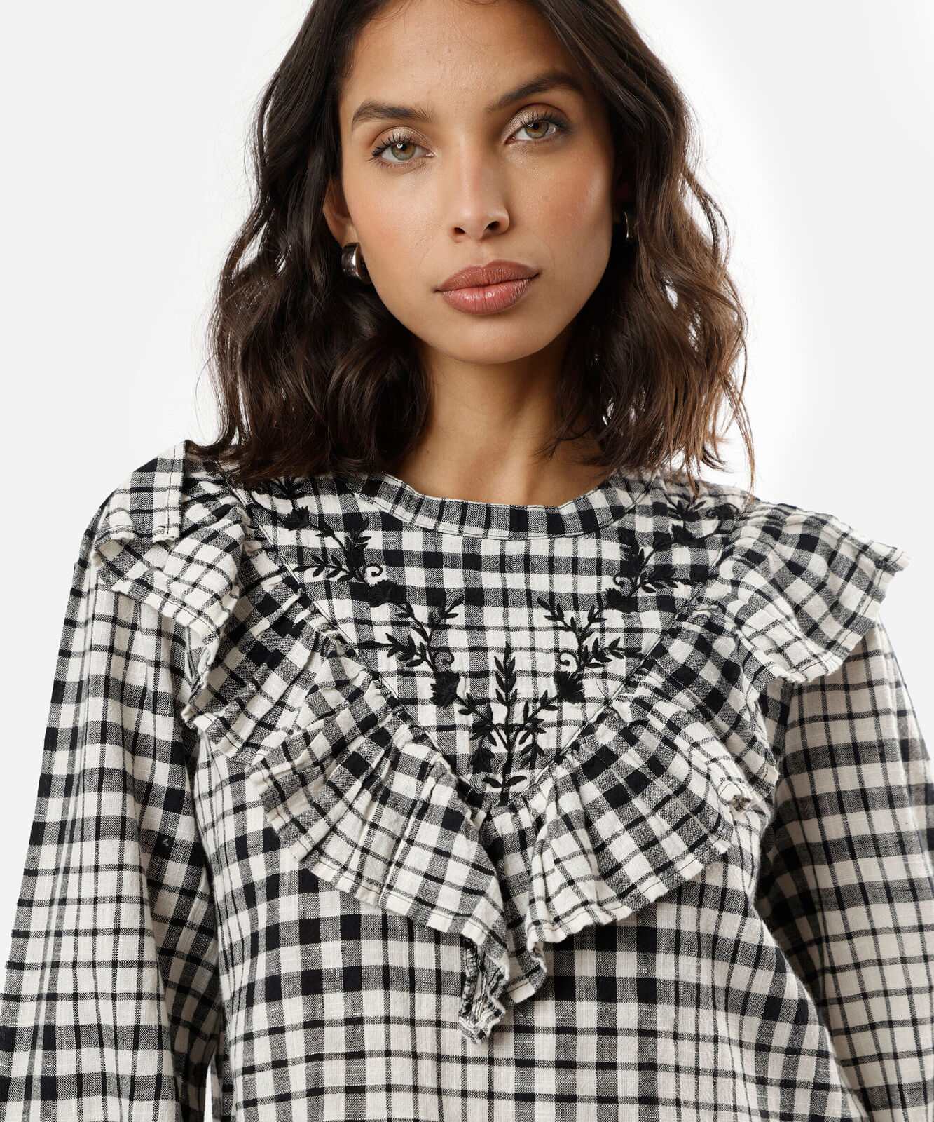 blusa feminina de algodão com babado e bordado xadrez preta