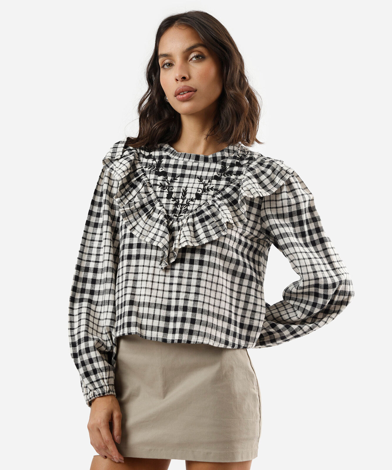 blusa feminina de algodão com babado e bordado xadrez preta