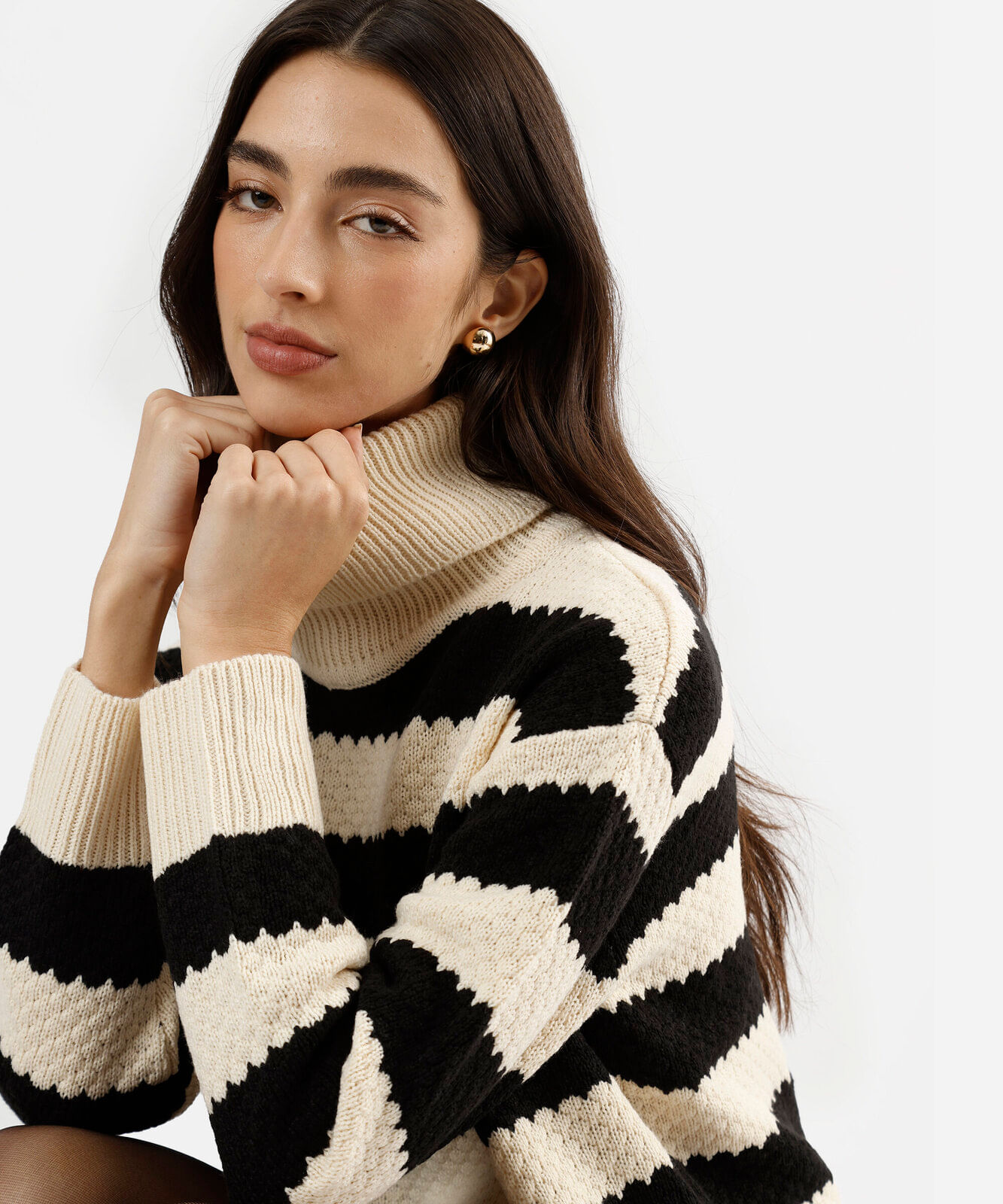 suéter feminino de tricot gola alta texturizado listrado preto