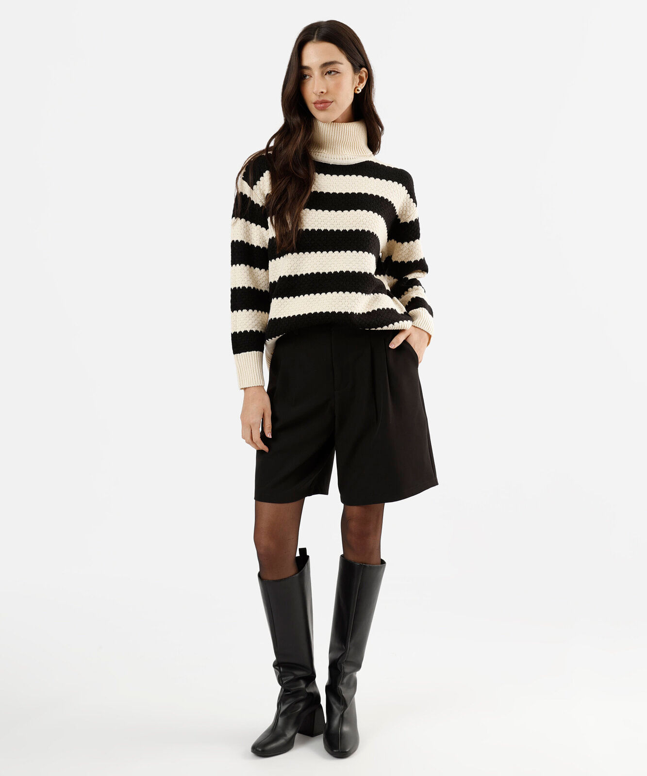 suéter feminino de tricot gola alta texturizado listrado preto