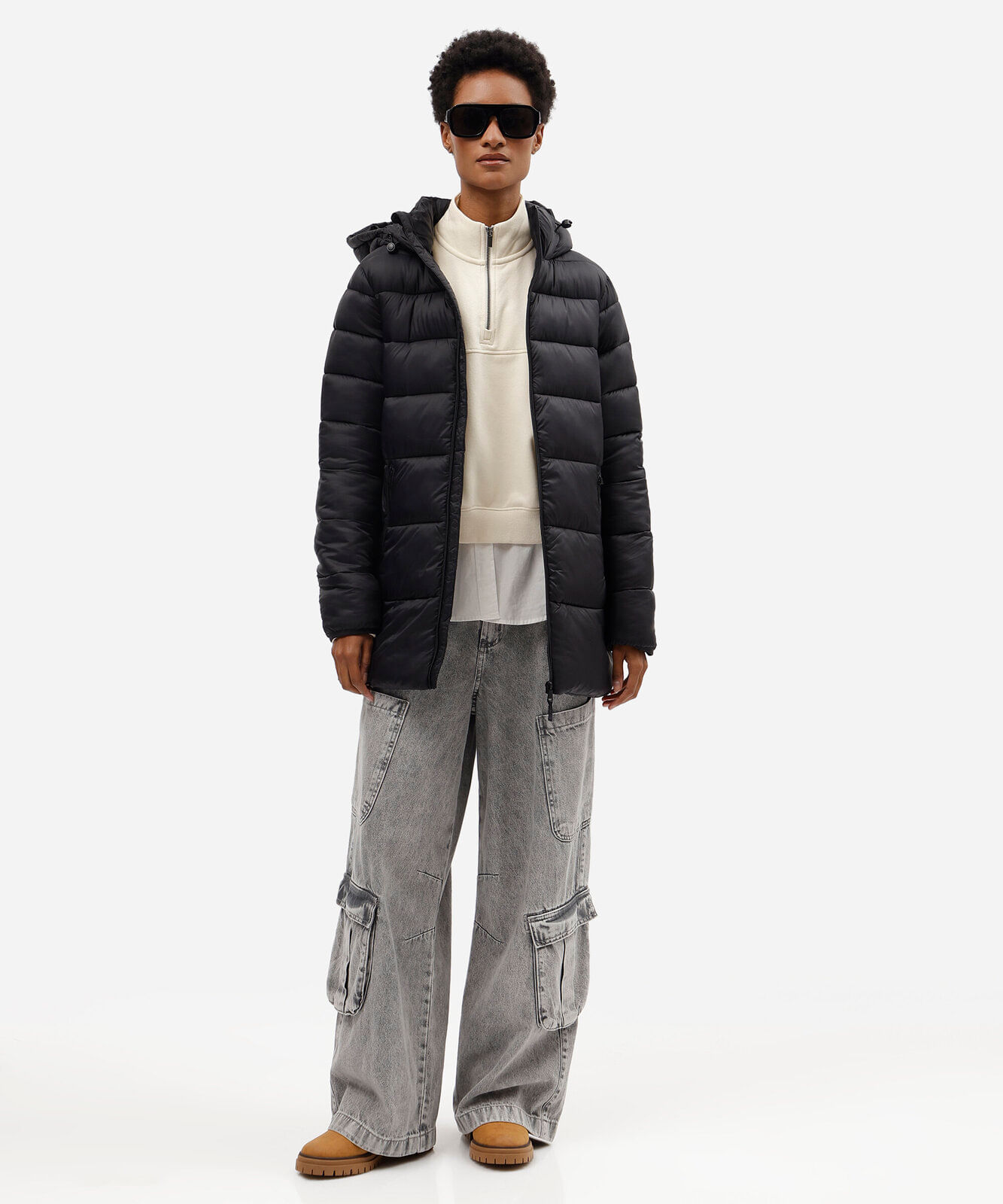 jaqueta puffer feminina com capuz e bolsos preta