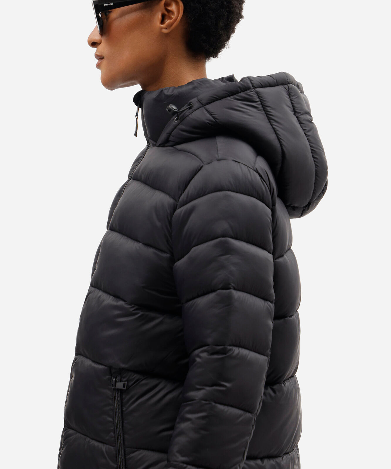 jaqueta puffer feminina com capuz e bolsos preta