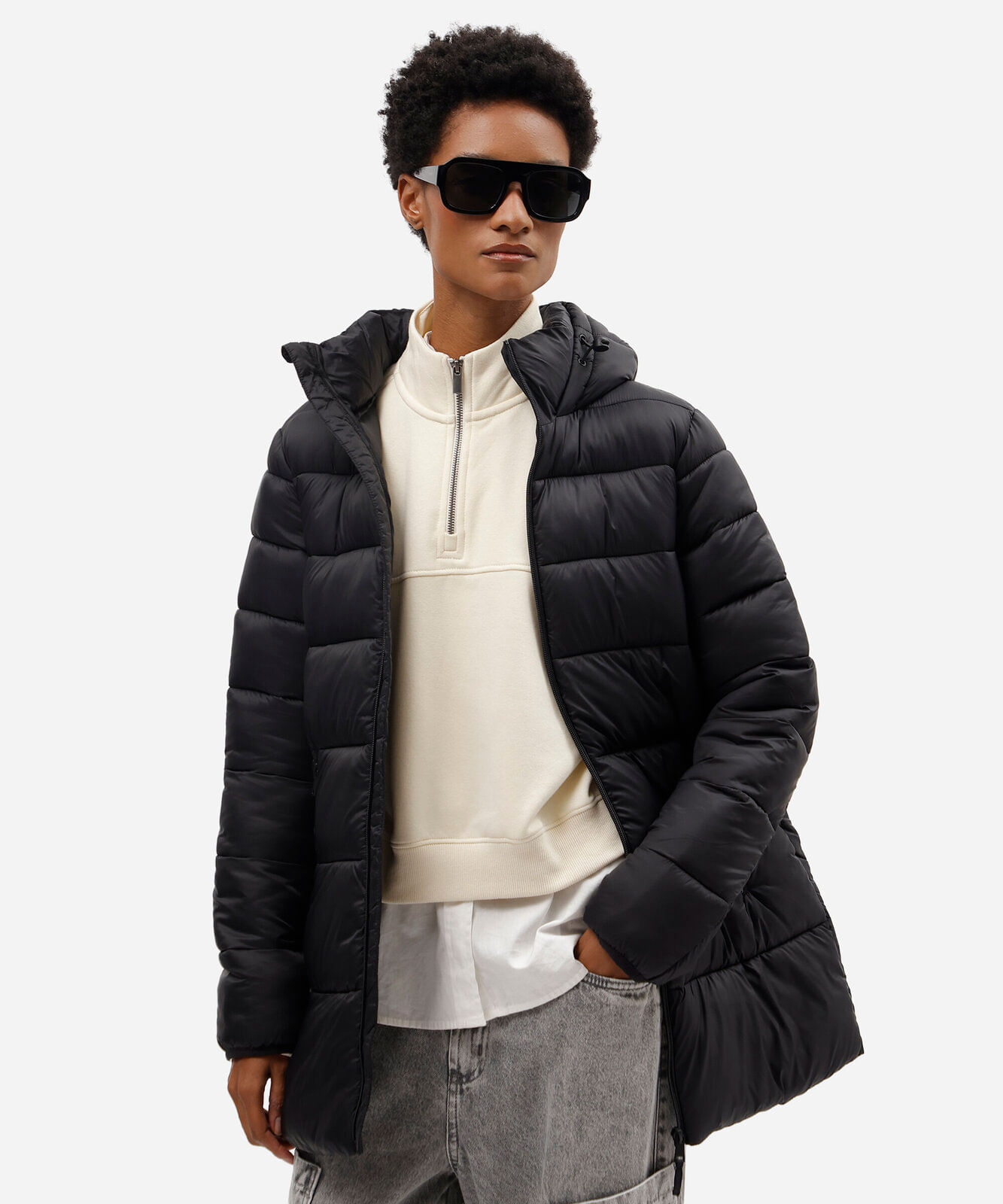 jaqueta puffer feminina com capuz e bolsos preta