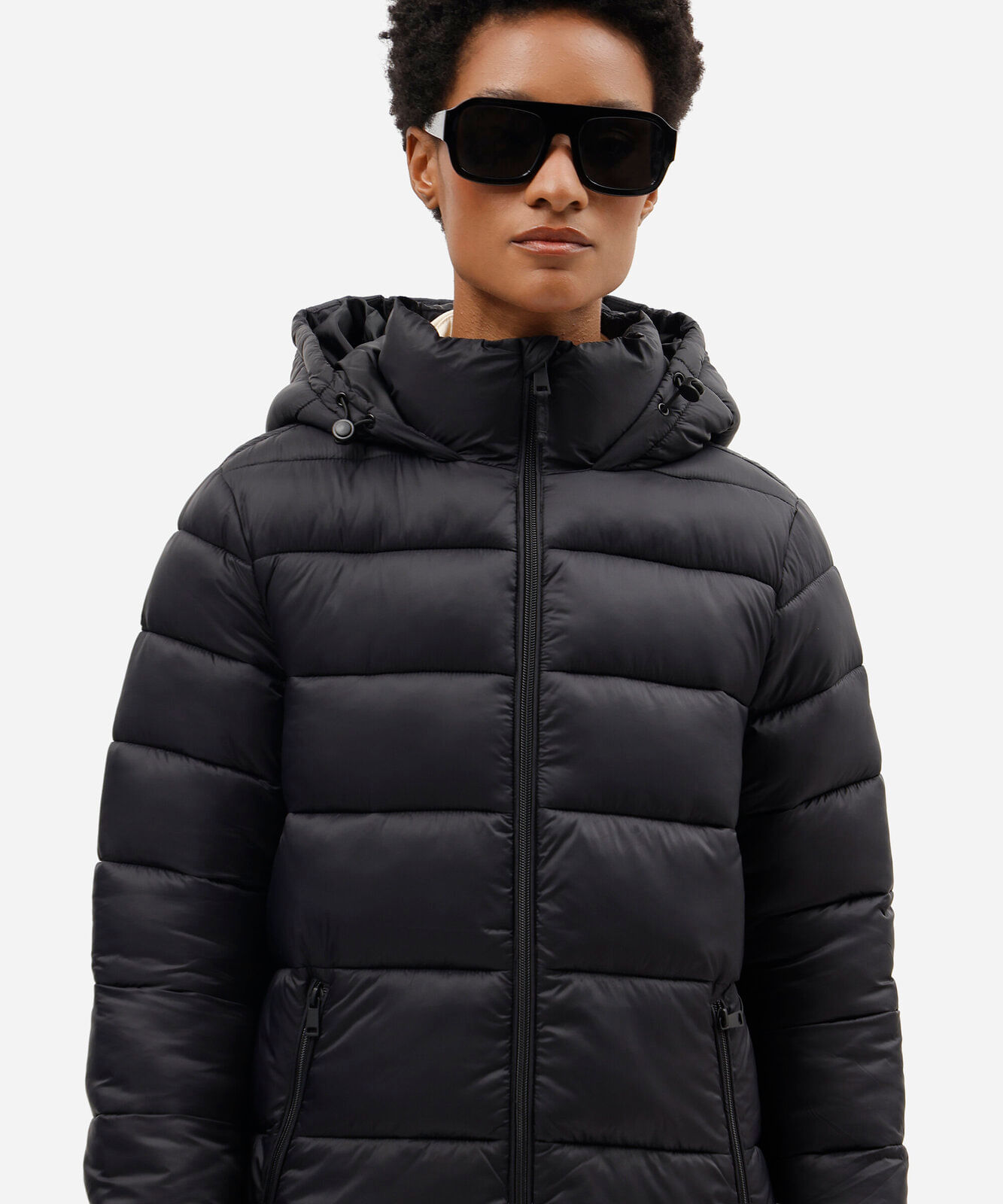 jaqueta puffer feminina com capuz e bolsos preta