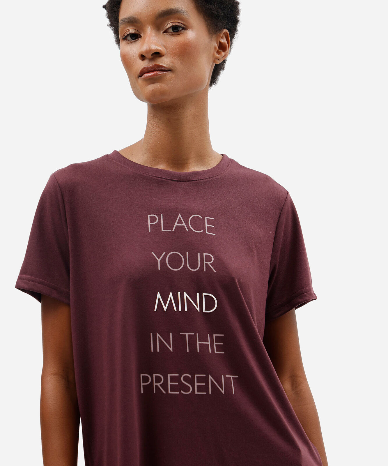 camiseta esportiva feminina manga curta estampada vinho