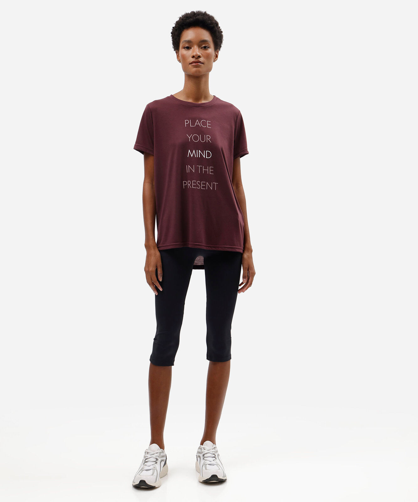 camiseta esportiva feminina manga curta estampada vinho