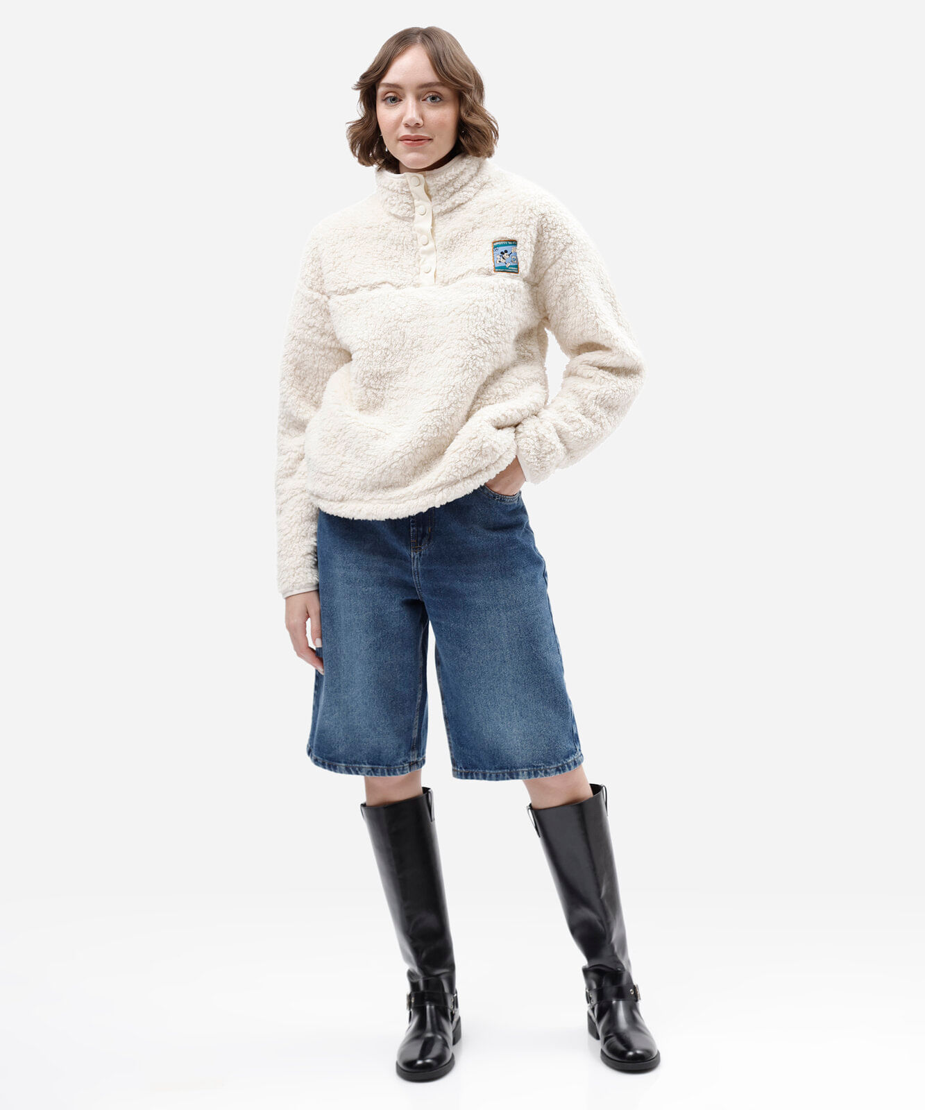 blusão feminino de sherpa gola alta mickey bege