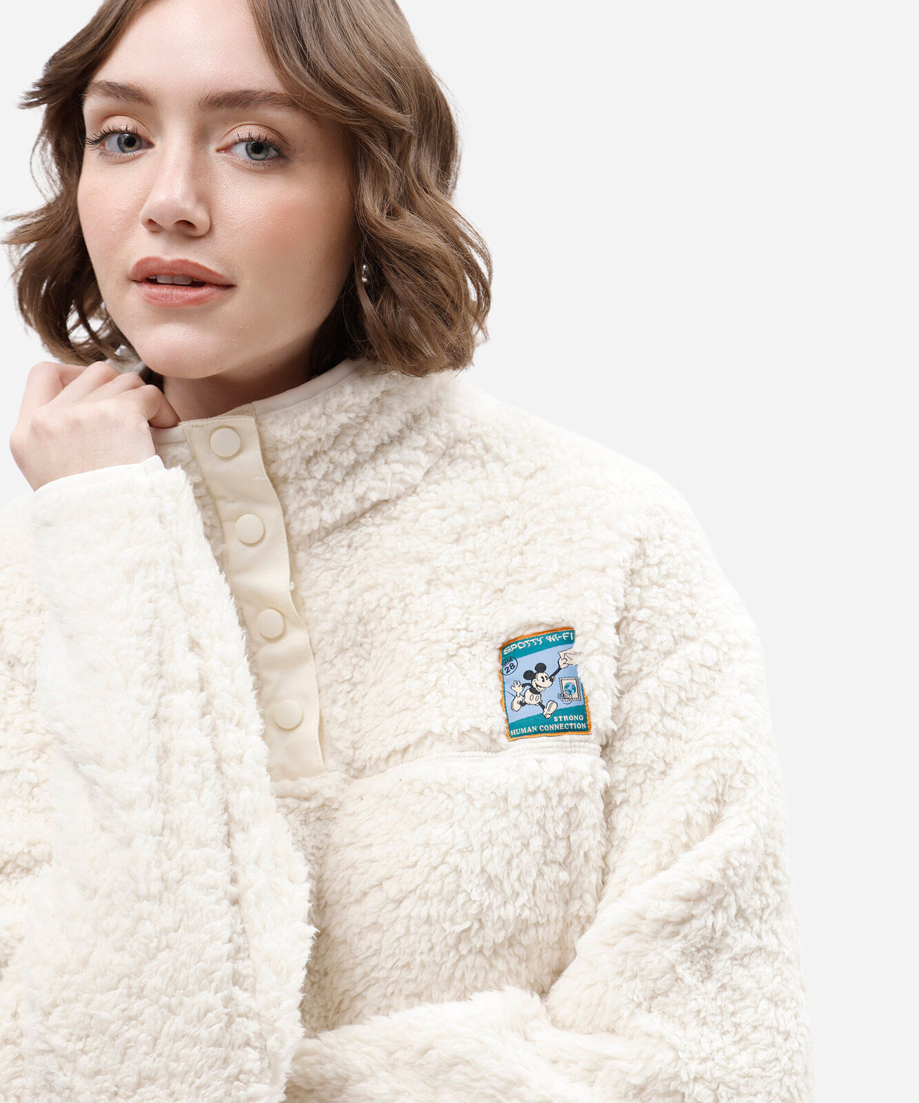 blusão feminino de sherpa gola alta mickey bege
