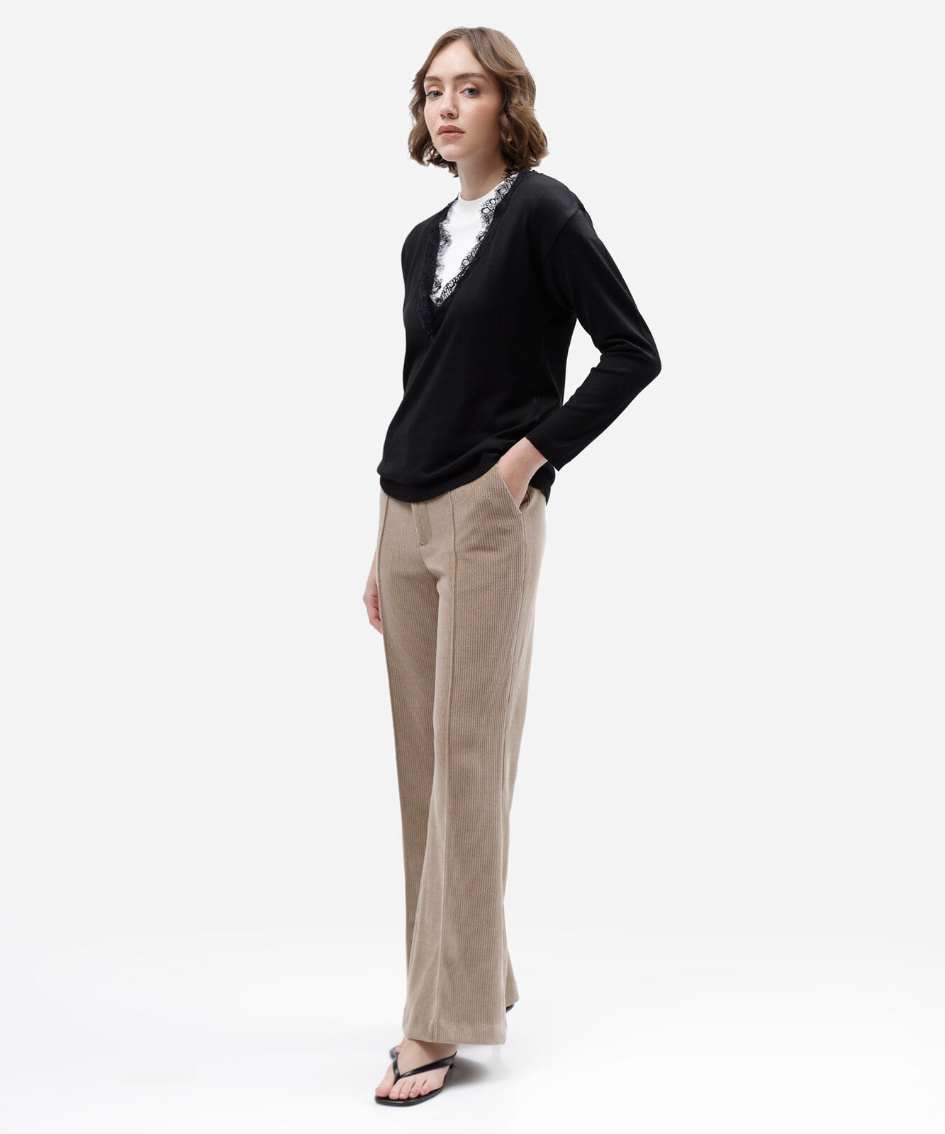 suéter feminino de tricot decote v com renda preto